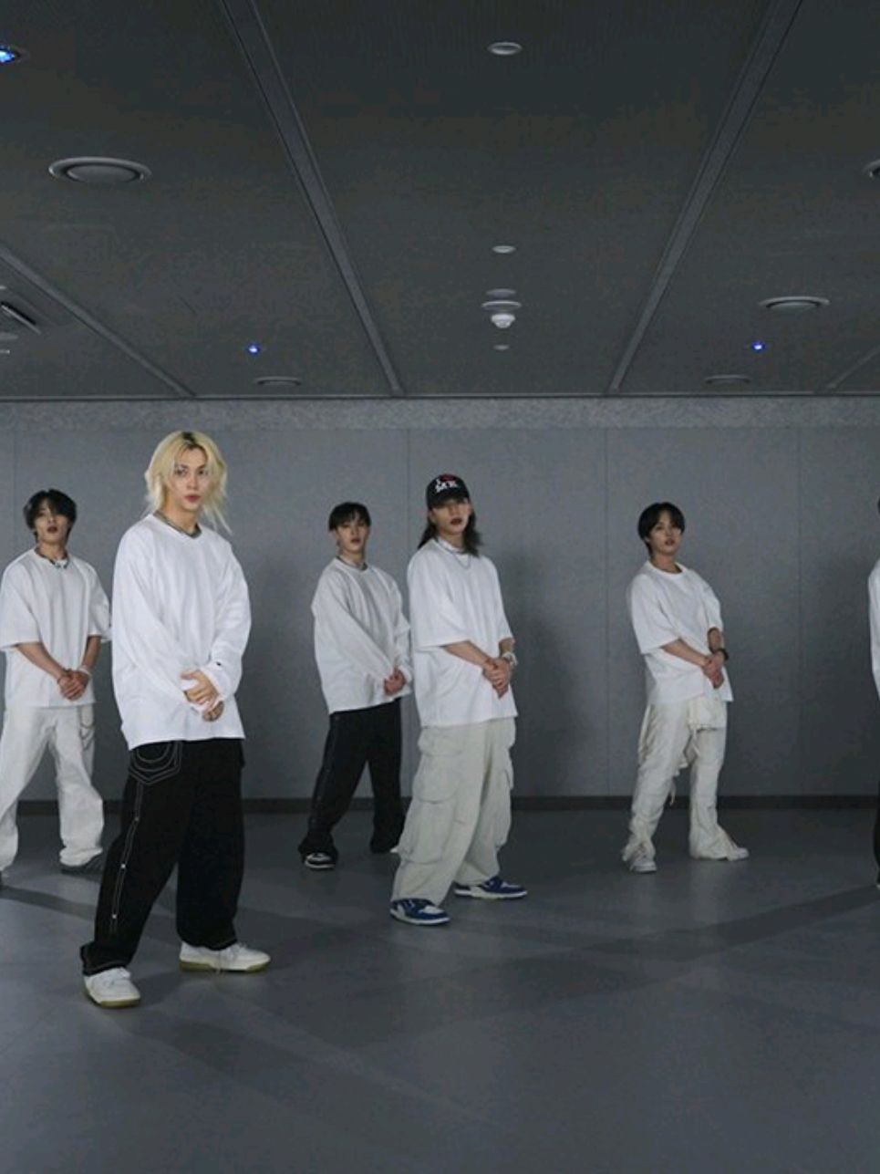 Felix #WalkinOnWater Dance Practice #필릭스 #felix #felixskz #felixstraykids #스트레이키즈 #straykids #yongbok #yongbokie #leefelix #용복 #sunshinefelix #yonglixx #felixsmile #cutefelix #StrayKidsFelix #felixfreckles #SKZFelix #danceracha #FelixStage #용복이가_내행복 #SKZHOP_HIPTAPE  #StrayKidsComeback #Felix_UNFAIR 📽.Stray Kids YT