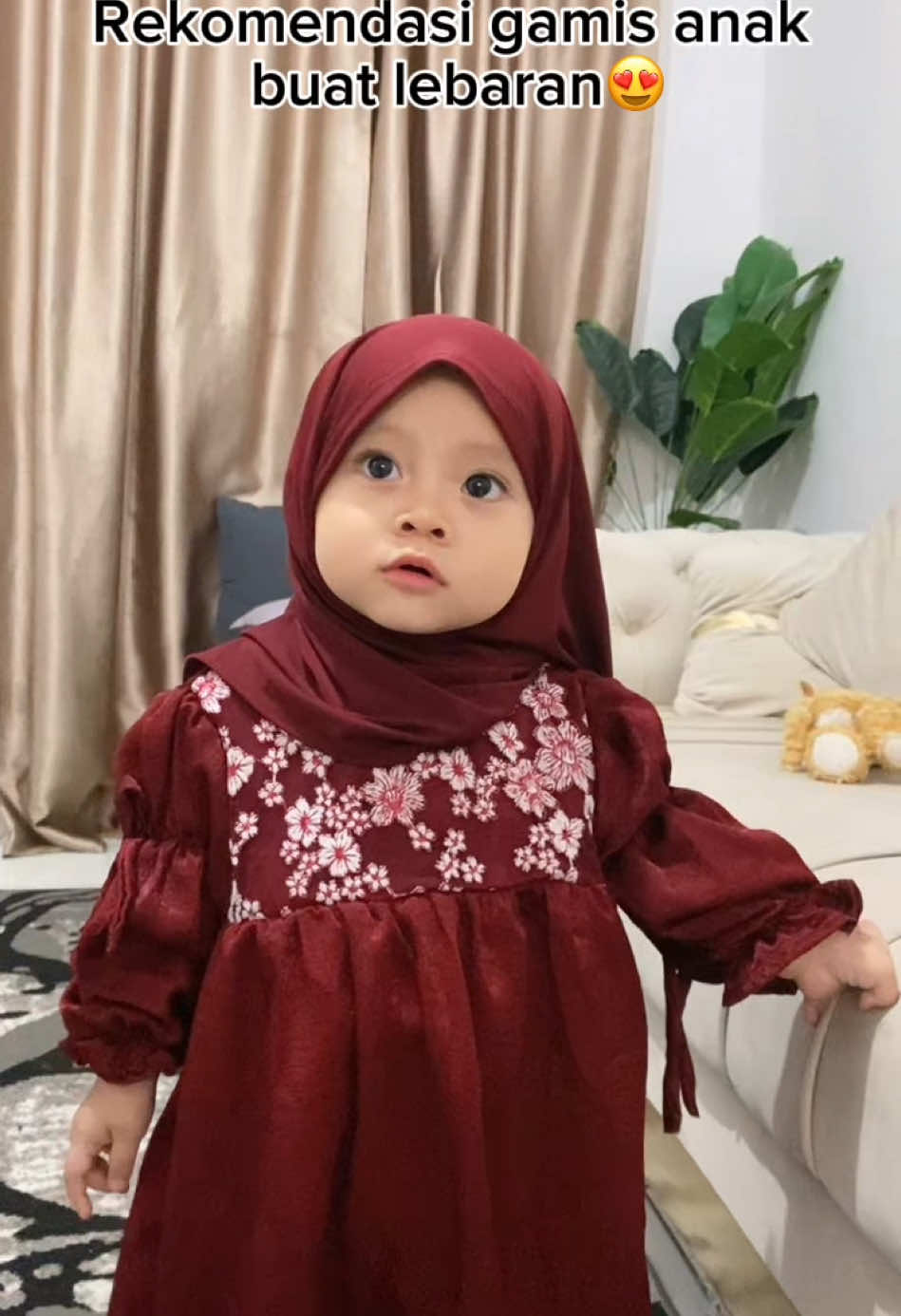 Gamis anak dengan motif bunga lucu yang super adem ,bhan nya dingin bikin anak nyaman😍