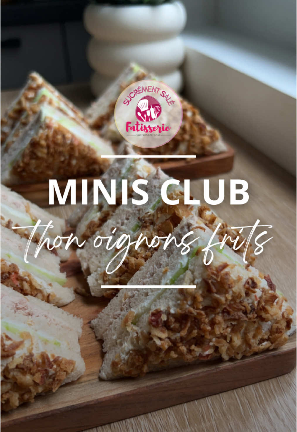 Minis club thon oignons frits concombre  Aujourd’hui je vous partage une recette très facile et rapide à faire ! Je la fais très souvent quand je fais des apéros dînatoires, quand je reçois ou quand il faut apporter quelque chose quelque part c’est toujours ça que je fais ! Et ça a toujours un franc succès.  Pourtant c’est très facile à faire.  Pour 20 minis club sandwich: • une petite boîte de thon (112gr) • une barquette de fromage frais (type st Moret) • 15 tranches de pain de mie (3 par sandwich) • du concombre  • des oignons frits Procédez comme sur la vidéo.  Un étage: fromage frais + oignons frits Un étage: fromage frais + concombre  Un étage: thon + fromage frais Envelopper chaque sandwich dans du filme alimentaire et laisser poser au frais. Cette étape vous permettra d’avoir des sandwichs qui se tiennent et qui seront nets lors de la découpe.  Découper juste avant de servir. Bonne dégustation  #apero #clubsandwich #sandwich #piquenique #buffet #apérodinatoire #recettefacile #recetterapide 