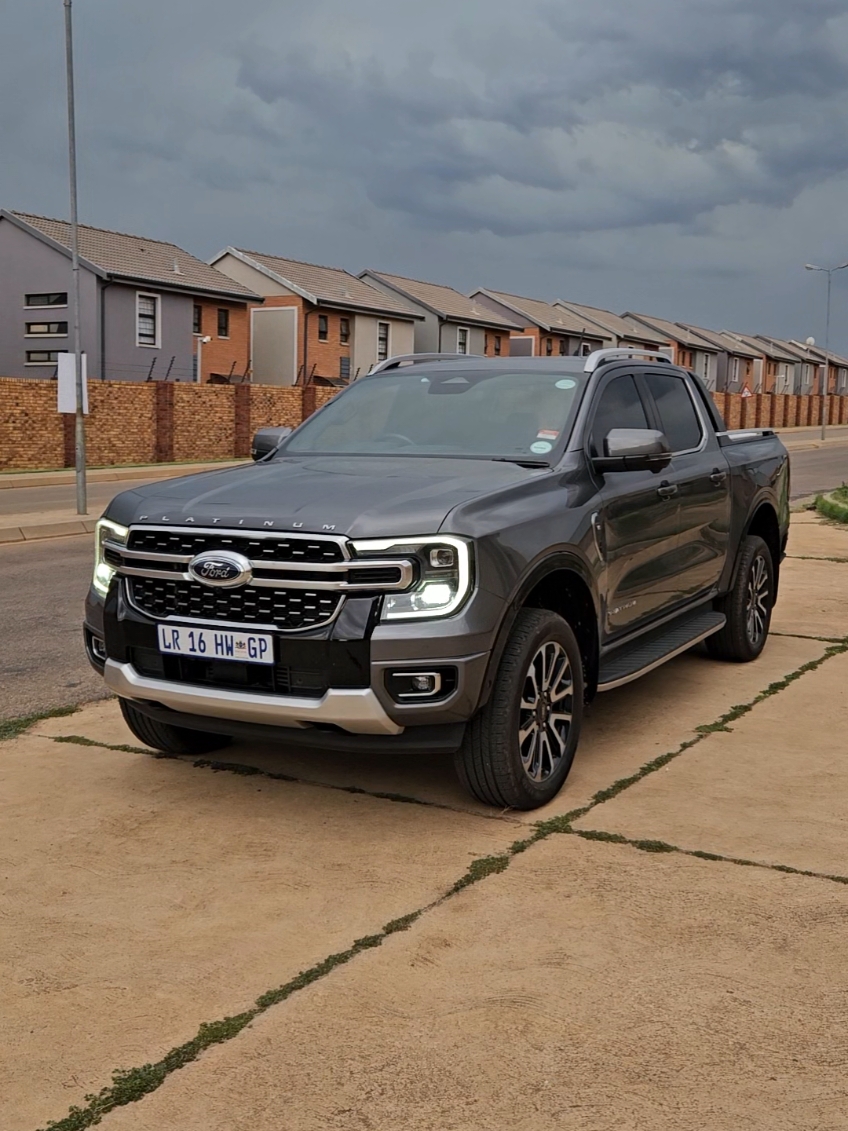 🥹😍... Sophistication in a bakkie. The Ford Ranger Platinum has that plush look and feel maan, I think I am deeply influenced by the 3.0L V6 heart in here.  #fordrangerplatinum #fordrangerplatinumv6 #fordv6diesel #fordranger #southafrica #sebuwam 