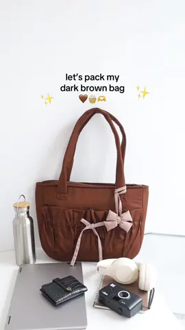 YANG LAGI SUKA WARNA DARK BROWN SINI KUMPULL 🤎 Ada detail pita lucuu 🤏  Buat bahannya puffy jadi aman buat bawa laptop 👌 #totebaglucu #taspuffy #totebag #taswanita #unibag #rekomendasitotebag 