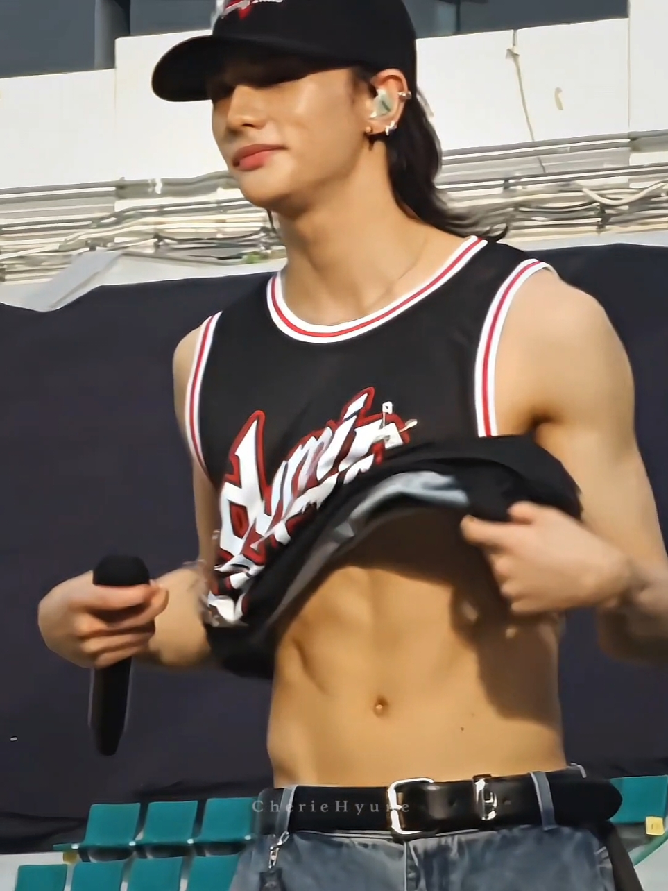 And then he'll come on bubble and act all innocent xd #hyunjin #dominate_bangkok #straykids #hyunjinsoundcheck #hyunjinabs #hyunjinmuscles #hyunjinhotedit #kpopfyp 