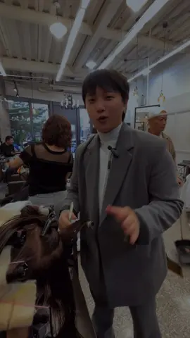 這是關於一種平等的浪漫。為什麼只有女生等著被感動？ 男生也需要啊！被認真對待、被計劃了一場浪漫， 這種感覺，誰不想要？ 有時候我會覺得，求婚這件事不該分性別， 它更像是一種表達：我願意為了你，準備一份讓你感動的回憶。 其實不管是誰先開口，重點是雙方都應該有那種 「我為你而努力」的心情，這才是愛裡最美好的部分