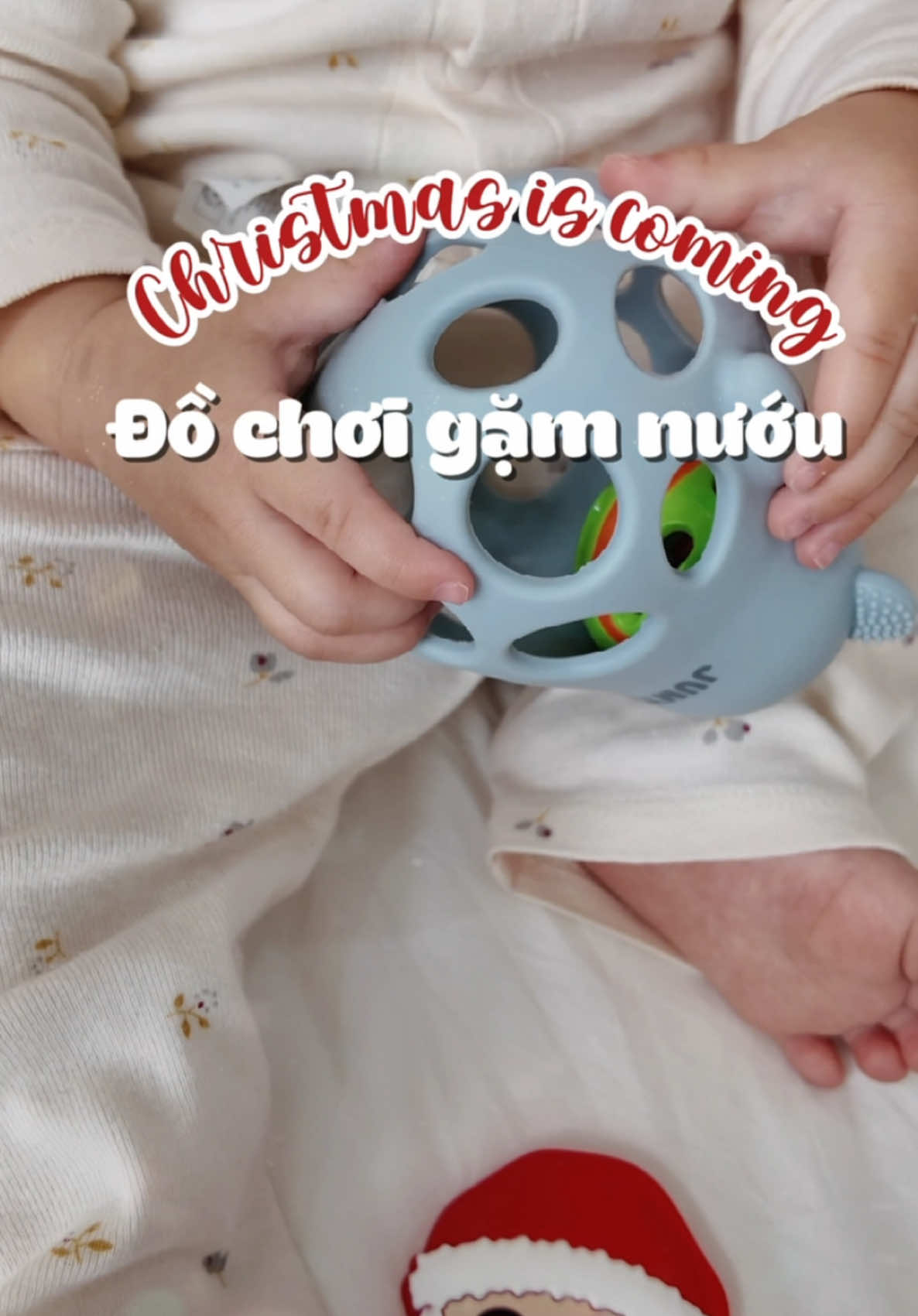 Một món đồ chơi rất là montessori cho bé nè mấy bà ơi. Vừa phát triển kỹ năng cầm nắm, khám phá, chất liệu silicon bạch kim an toàn, dễ dàng bóp nắn bé rất thích ^^ còn có âm thanh leng keng phát triển thính giác vui tai cho mấy bé nhỏ nữa. #mebimsua #gamnuou #gamnuouchobe #jumysie #dochoichobe #dochoimontessori #mecucman #review #viral #xuhuong #mevabe 