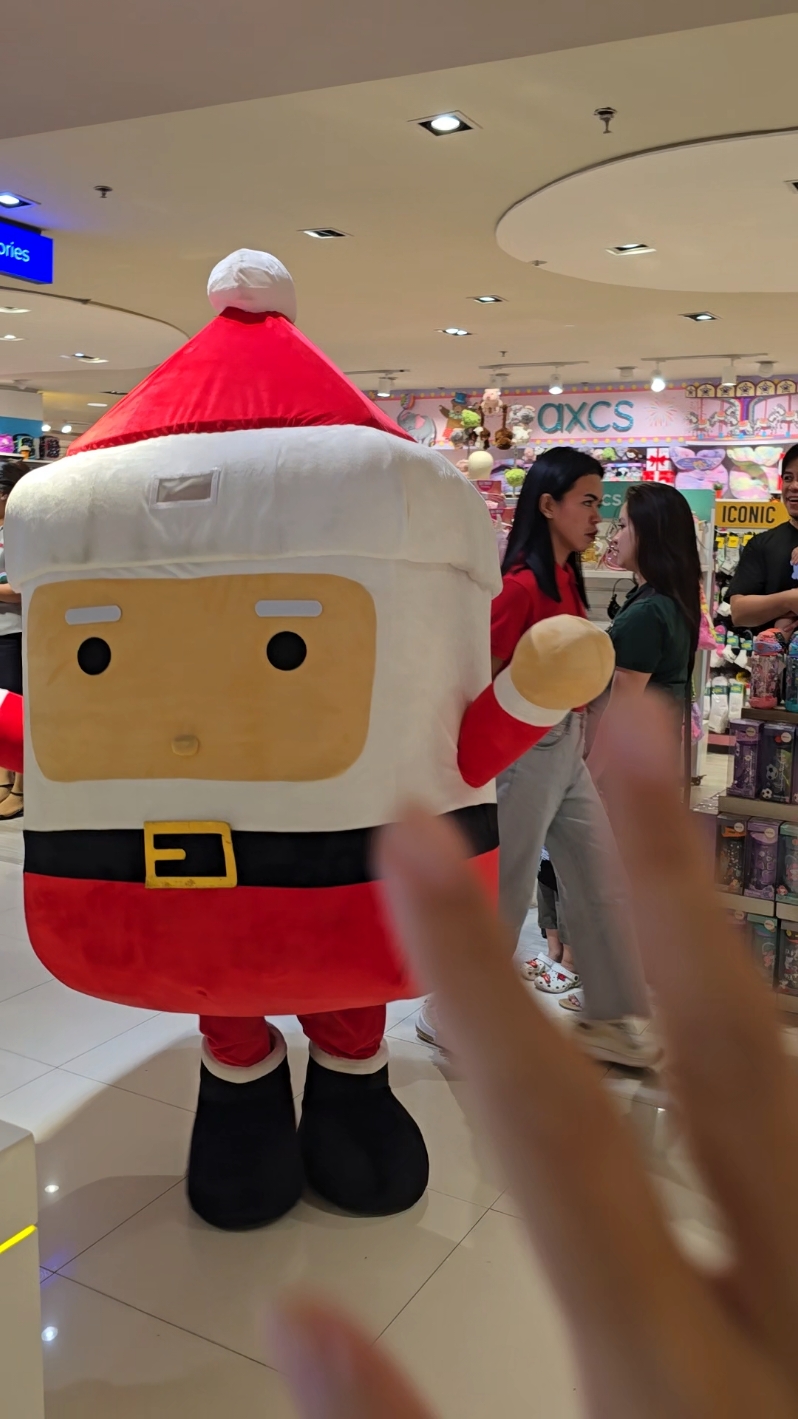 Christmas Parade at SM Makati #saturdaynight #saturday #christmas #parade #christmasparade #manilaphilippines #makati #philippines🇵🇭tiktok #viral_video #pasko #paskongpinoy #paskosatiktok #christmas2024 #fyp #fypp #fypdong 