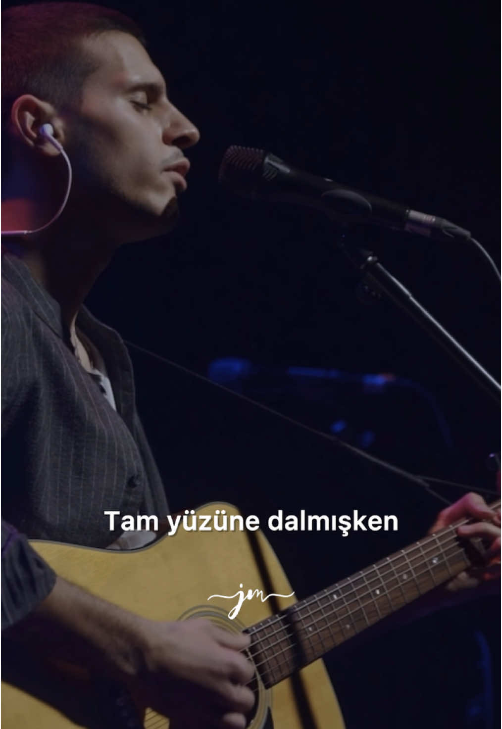 “Anlamam nedenini Üzmüşler bebeğimi, ah Ah Tam yüzüne dalmışken Çizmiş kendi resmini, ah Ah…” 🎙️ Can Ozan - Sar Bu Şehri . #canozan #sarbuşehri 