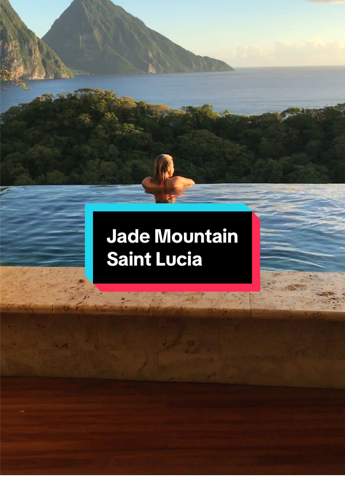 Uma grande varanda!!! O quarto todo é assim abertão, não existe a possibilidade de fechar janelas. Na cama, um mosquiteiro com ventilador dentro. Sim, clarooo! Eles fornecem máscar de dormir. Piscina privativa com vista para os Pitons de St lucia. JADE MOUNTAIN no Caribe! #fyp #fy #travel #jademountain 