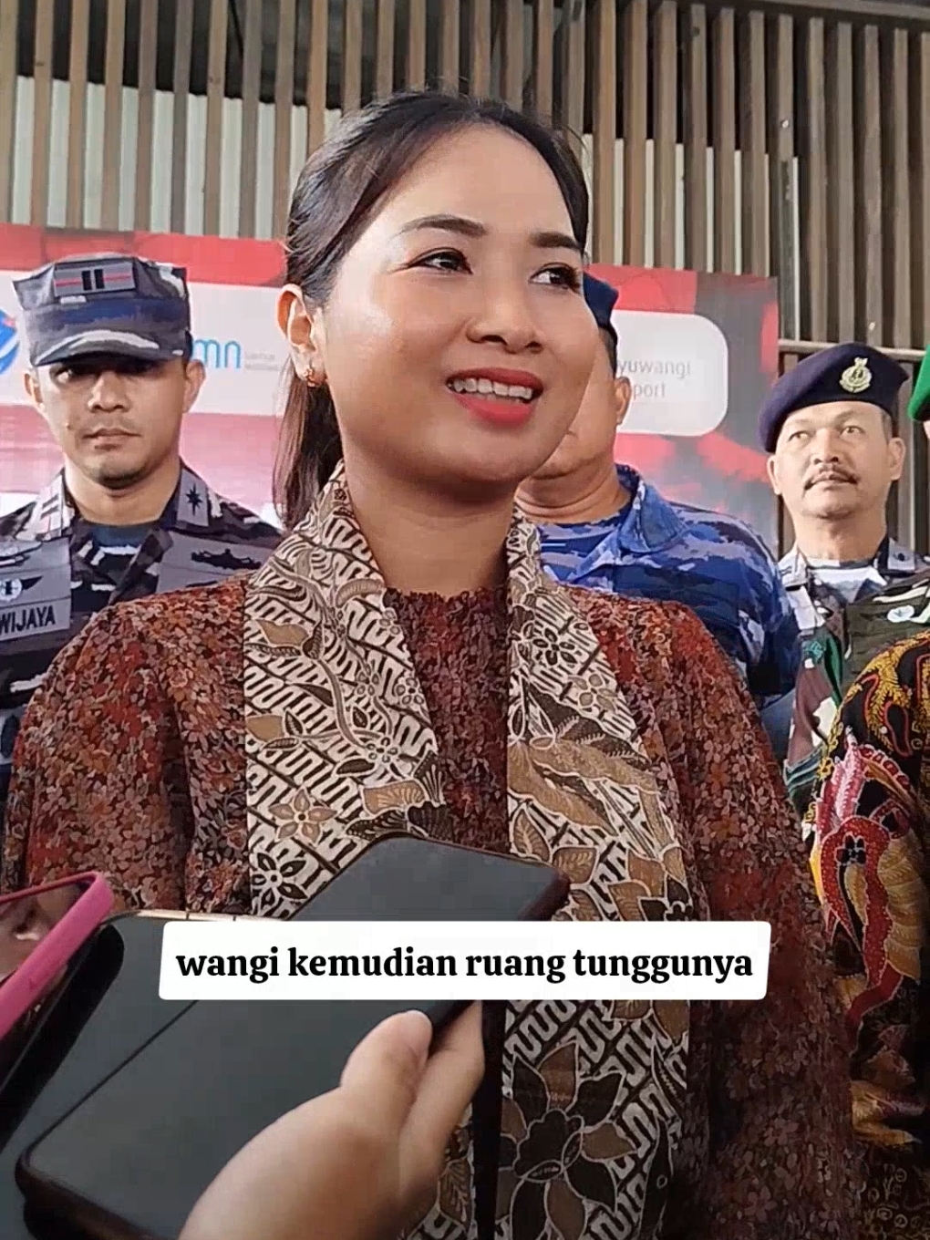 Wamenpar puji kualitas Bandara Banyuwangi. Menteri Pariwisata, Ni Luh Puspa meninjau kesiapan Nataru di Bandara Banyuwangi dan memuji atraksi angklung paglak yang ditampilkan, begitu juga dengan fasilitas yang ada seluruhnya bersih dan wangi.  