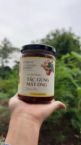 Tắc,gừng,mật ong đường phèn Lạc Yên Foods-hỗ trợ ho,viêm họng,đau rát cổ họng gồm:Tắc chín,gừng,mật ong và đường phèn.Không chất bảo quản,không đường hoá học,an toàn,lành tính,thành phần thiên nhiên.