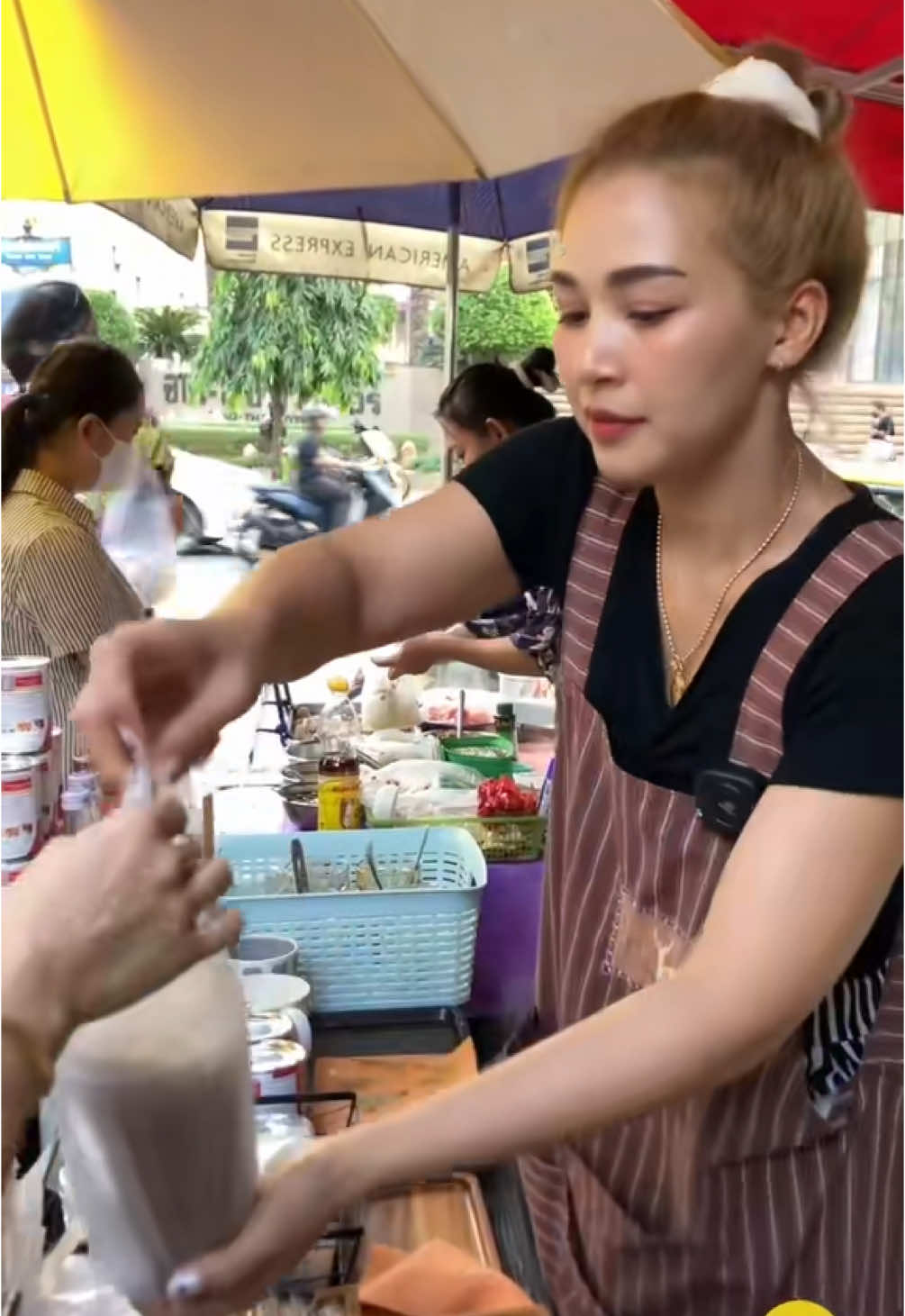 The Most Popular Coffee Lady in Bangkok | Ploysai Coffee #foodvendor #streetfood #thaigirl #thailadies #thaiwomen #thaistreetvendor #แม่ค้าในประเทศไทย #ploysaicoffee #onthisday @PloY Sai 😊 