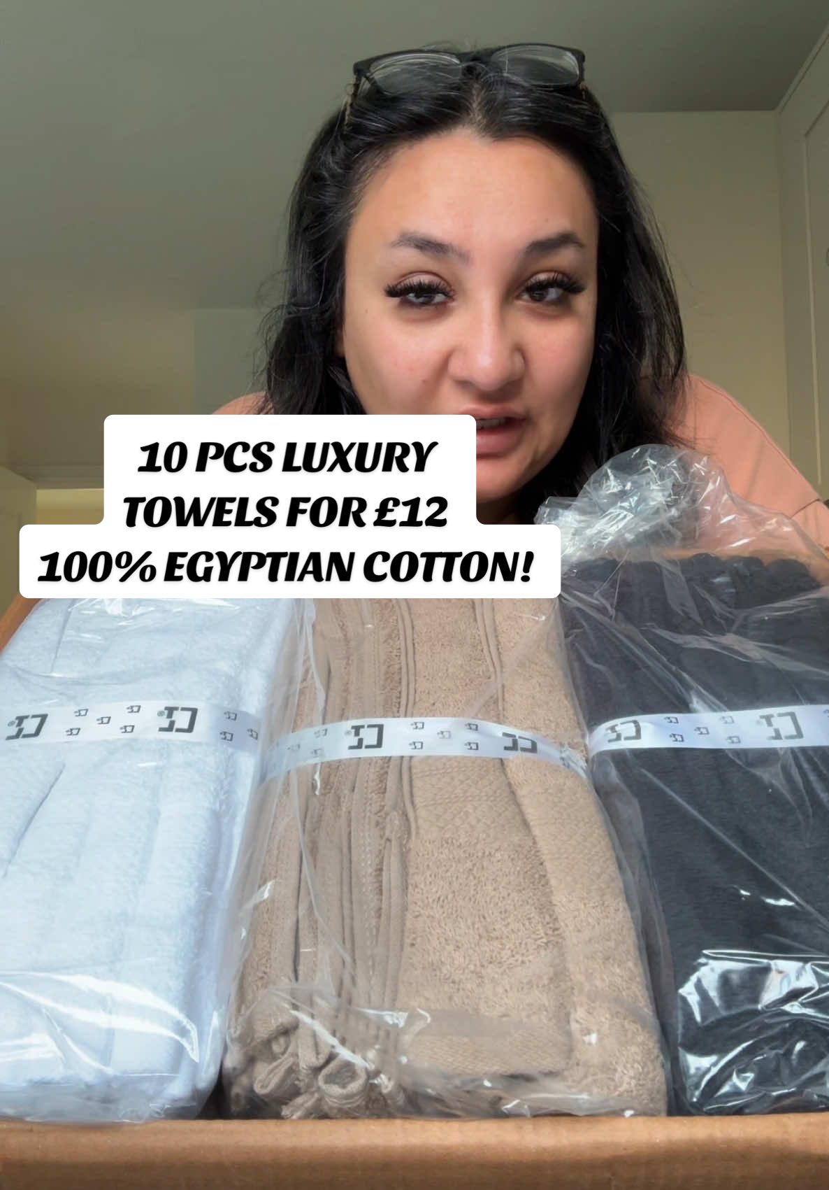 These feels soooooo SOFT! And they look luxe aswell! 10 pieces for £12 is CRAZY! #fyp #tiktokmademebuyit #cottontowels #towels #luxurytowels #homewear #egyptiancotton #christmasgiftideas #housewarminggift