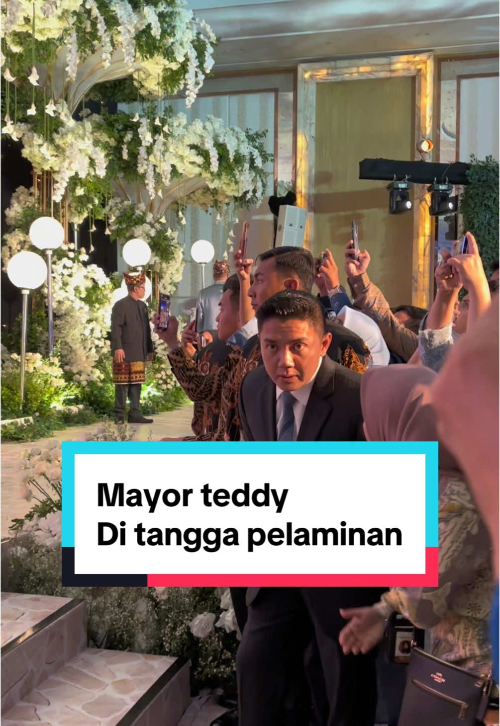 ada yang tau “Ada Apa dengan Mayor Teddy”? #mayorteddy #teddyindrawijaya #prabowo #prabowosubianto #zulkiflihasan #kabinetmerahputih #seskab #sekretariskabinet 