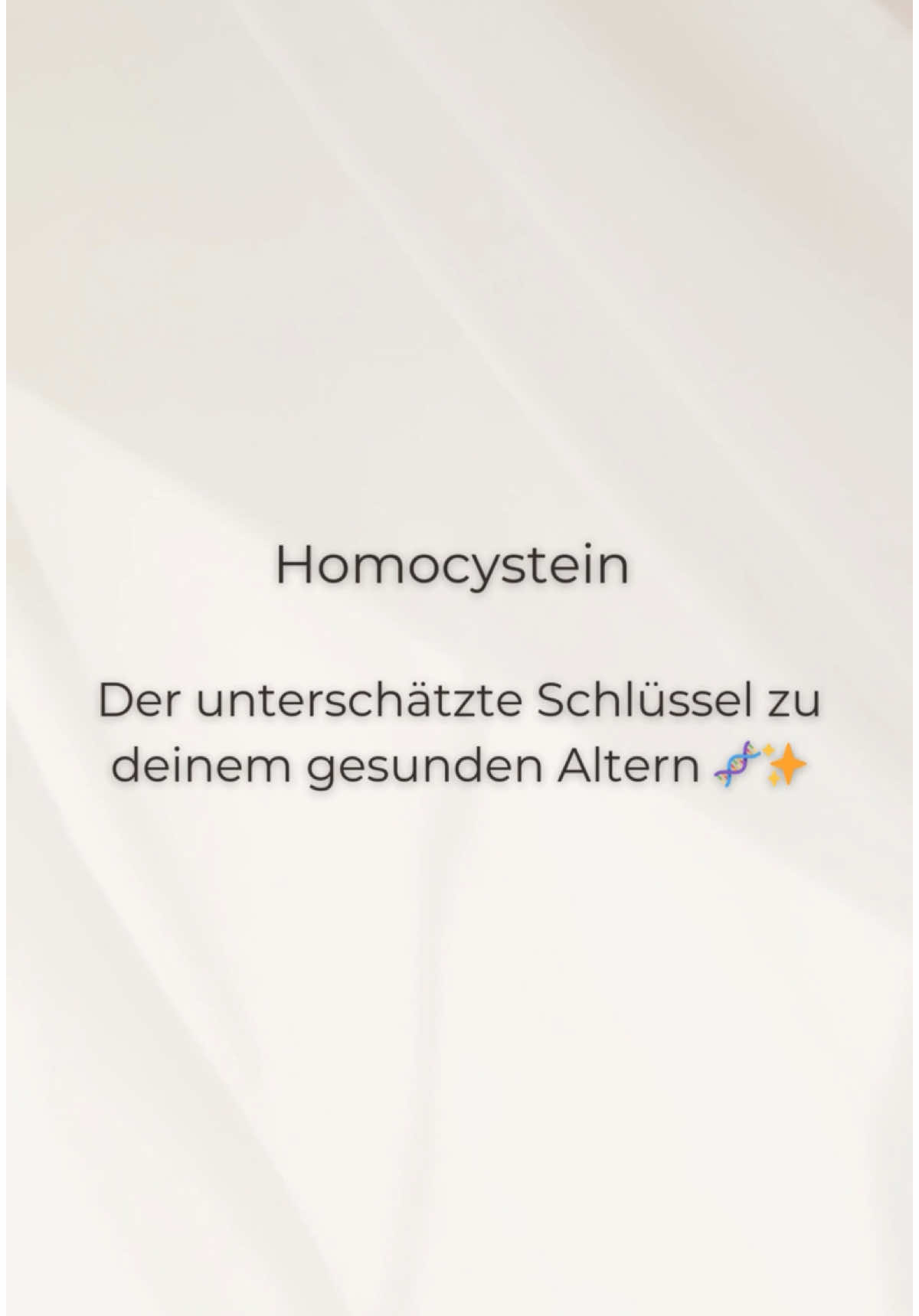 Homocystein ist ein wichtiger Biomarker für unsere Gesundheit ☝🏻 Was ist Homocystein? • Abfallprodukt des Aminosäuren-Stoffwechsels 🧬 • Biomarker für die Gesundheit und Funktion zellulärer Prozesse 🩺 Optimale Werte: • 6-8 µmol/l (gemessen nach 12 Stunden Fasten) ✔️ Hauptursache für hohe Werte: • Mangel an B-Vitaminen (B12, B6, B2, Folsäure) 🍳🥦 Folgen eines hohen Homocystein-Werts: • Höheres Risiko für Herzinfarkt, Schlaganfall, Krebs, Demenz, Alterungsprozesse ❤️‍🩹 • Förderung von Entzündungen 🔥 Wie senken? • Ausreichende Zufuhr von B-Vitaminen (z.B. durch Ernährung oder Supplementierung) 💊🍽️ Warum wichtig? • Niedrige Werte fördern gesundes Altern 🕊️ •Schutz vor Entzündungen und chronischen Erkrankungen 🛡️ #gesundheit #homocystein #herz #herzkreislauf #prävention #longevity #supplements #medizin #medicine #nährstoffe 