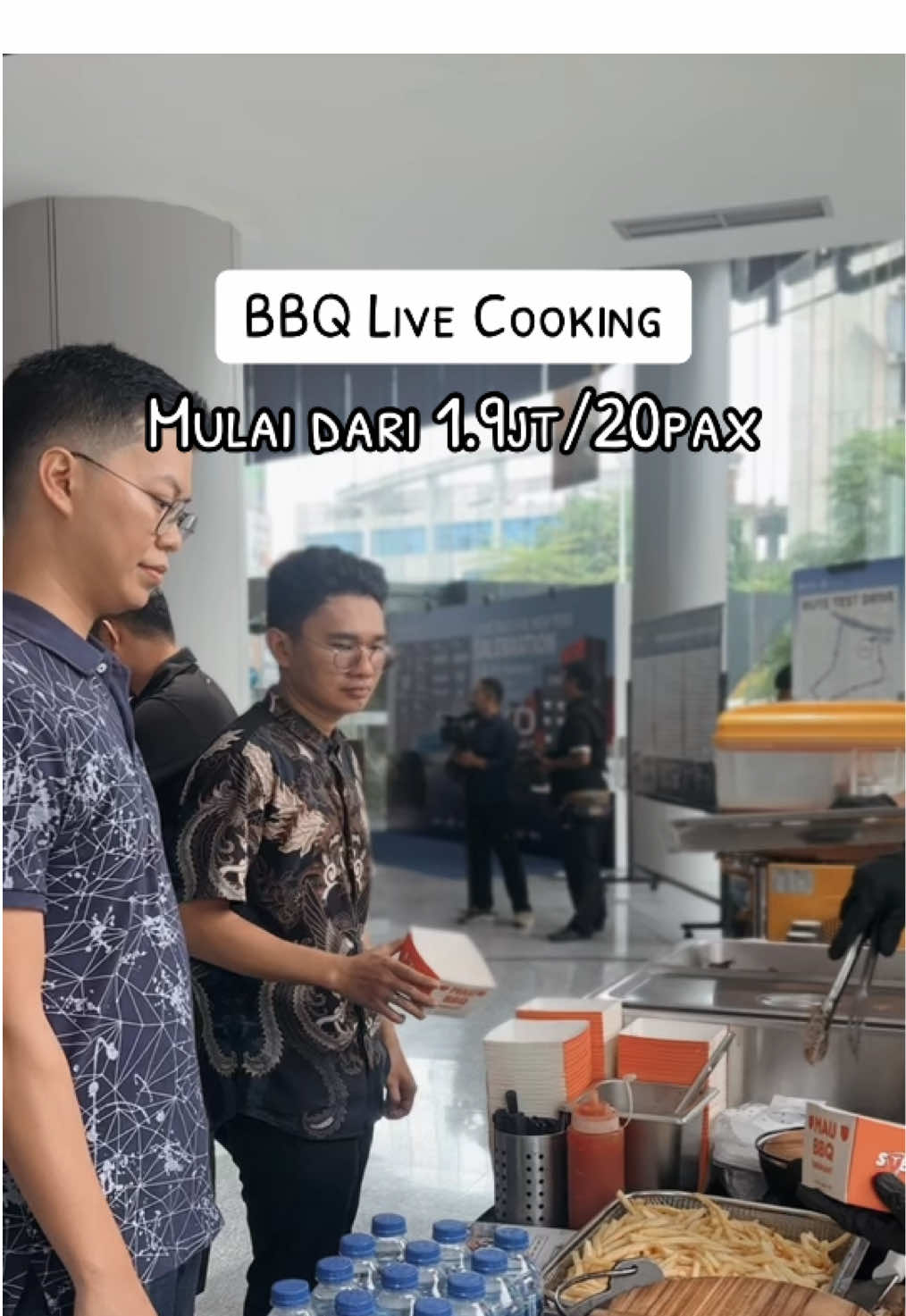 Butuh catering untuk acara kantor? 🍴  Panggil saja BBQ Live Cooking dari Steggo! Mulai dari Rp1,9 juta untuk 20 pax, nikmati pengalaman makan seru dan nikmat langsung dari chefnya. 🌟 Yuk, buat acara kantor jadi lebih spesial! 🎉 #livecooking #bbqcatering #homeservice #steak #fyppppppppppppppppppppppp #steakjakarta #steggo #bbqhomeservice 