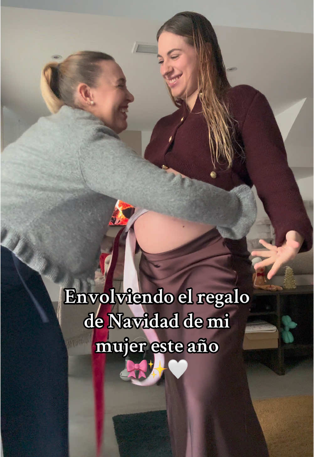 Es que ya tenemos lo que queríamos 🤭🩷🤗 #familiadiamore #couplecomedy #matrimonio #embarazofeliz #humor #comedia #couplegoals #navidad #mamaprimeriza 