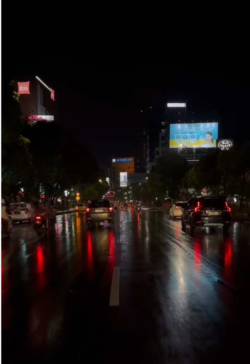 Rainy night at Surabaya⛈️ “aku adalah hujan, jika tidak suka silahkan berteduh” -Pidi Baiq #rainvibes🌧️ #surabaya #jawatimur #fypシ゚ 