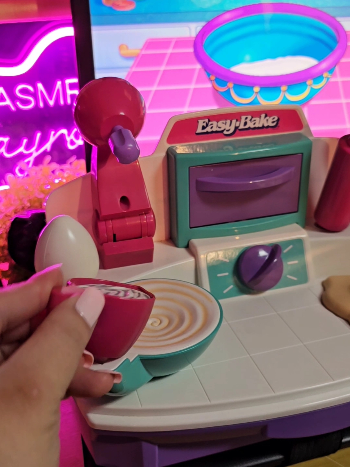 Replying to @adorepinkx Baking with the 1999 Easy Bake Oven PC Game #asmrplayroom #nostalgia #retropc #vintagepc #windows98 #90 #easybake #hasbro 