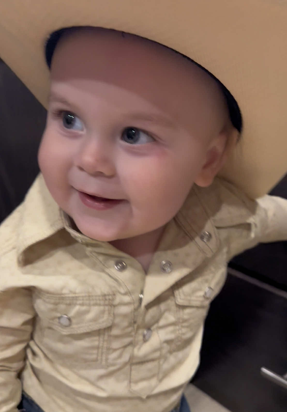 Lil cowboy. 🐮 #littlecowboy #buckaroo #cowboys #weaternstyle #westernbaby #countryboy #countrymusic #fyp 