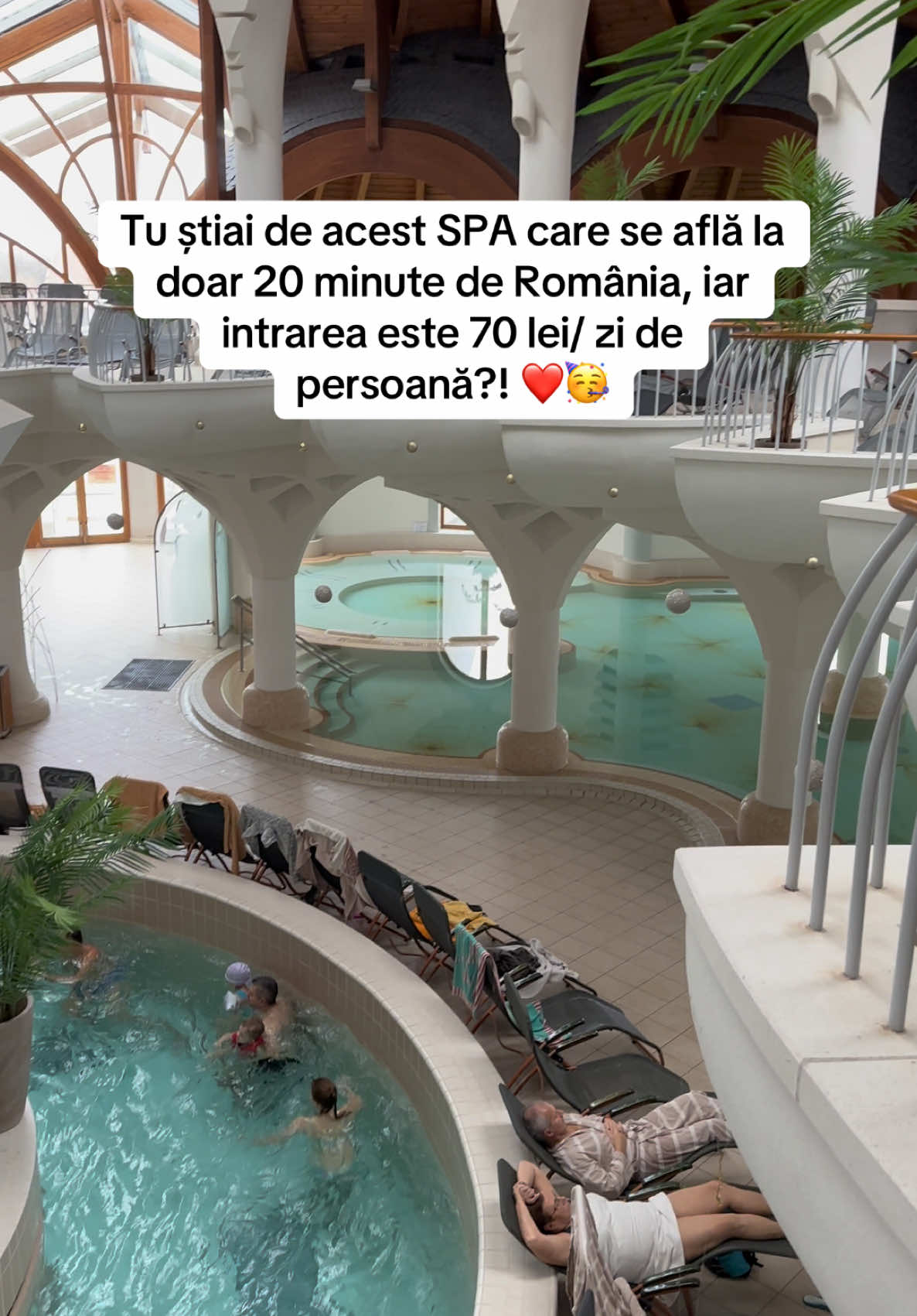 Un SPA aflat la doar 20 minute de România, unde intrarea este 70 lei/ zi de persoană. Aici vei găsi bazine cu apă termală, masaje, saune, tobogane, sesiuni VR, loc de joacă pentru copii și un restaurant.🤩❤️ Acest SPA este mai puțin cunoscut, iar prețurile sunt foarte accesibile. Dacă plănuiești o vacanță pentru următoarea perioadă, acest SPA din Mako poate fi o variantă potrivită 🤩❤️ Locația se numește Hagymatikum SPA, în Ungaria și mai exact în Mako, la doar 20 minute de România 🥳🥳🥳  #SPA #SPAungaria #complexSPA #travel 