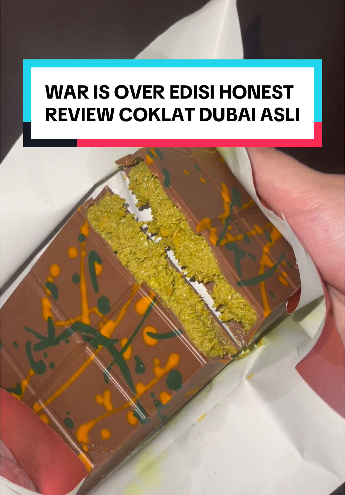 war is oveerr! better late than never edisi honest review coklat dubai yang aseliii 🤩 enaaak siihh tapi agak kemanisan kl yg milk, jd penasarann yg dark huhu :”) cm isian dalembya JUARAAAKK ❤️‍🔥 #coklatdubai #coklatdubaiviral #fixchocolate #fyp 