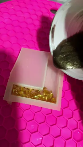 ✨ Feito à mão com amor e brilho! ✨ Cada detalhe pensado para refletir sua personalidade única. Esse chaveiro com a inicial e o  pingente borboleta dourada é o toque especial que faltava para suas chaves ou bolsa. 🦋💛 💬 Encomende o seu agora! A agenda está aberta para novos pedidos. 🗒🖋 #ArtesanatoPersonalizado #ChaveirosÚnicos #FeitoÀMão #ResinaEpóxi #AcessóriosCriativos #PersonalizeComEstilo