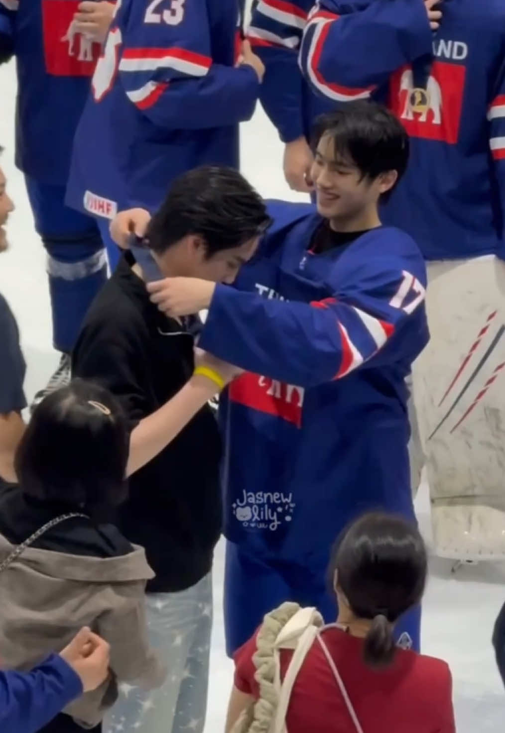 เหรียญนี้ ภีมให้เฮียนะ น่ารักจังเลย😭😭💞 #PHUTATCHAI #PEEMTANAT #U20ICEHOCKEY_TH #icehockey 