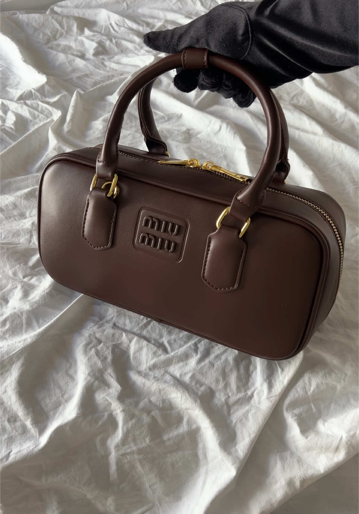 The way this bag looks like a chocolate bar makes me go crazy 🥺🍫 Super soft and spacious too: going to be my new everyday staple! #fashionunboxing #luxuryunboxing #bagunboxing #bagunboxingvideo #miumiu #miumiubag #miumiubagunboxing #miumiuarcadie #creatorsearchinsights 