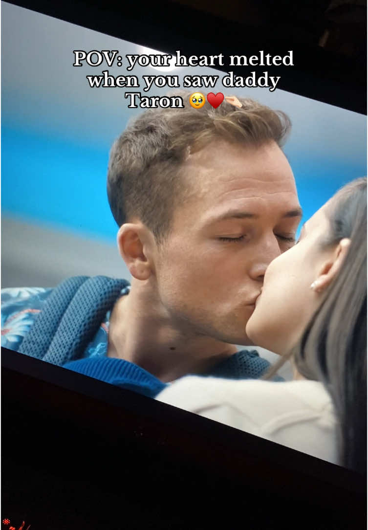 so cute 🤏🏻 #taronegerton #carryon #netflix #taronegertonedit #eggsy #bagagemderisco