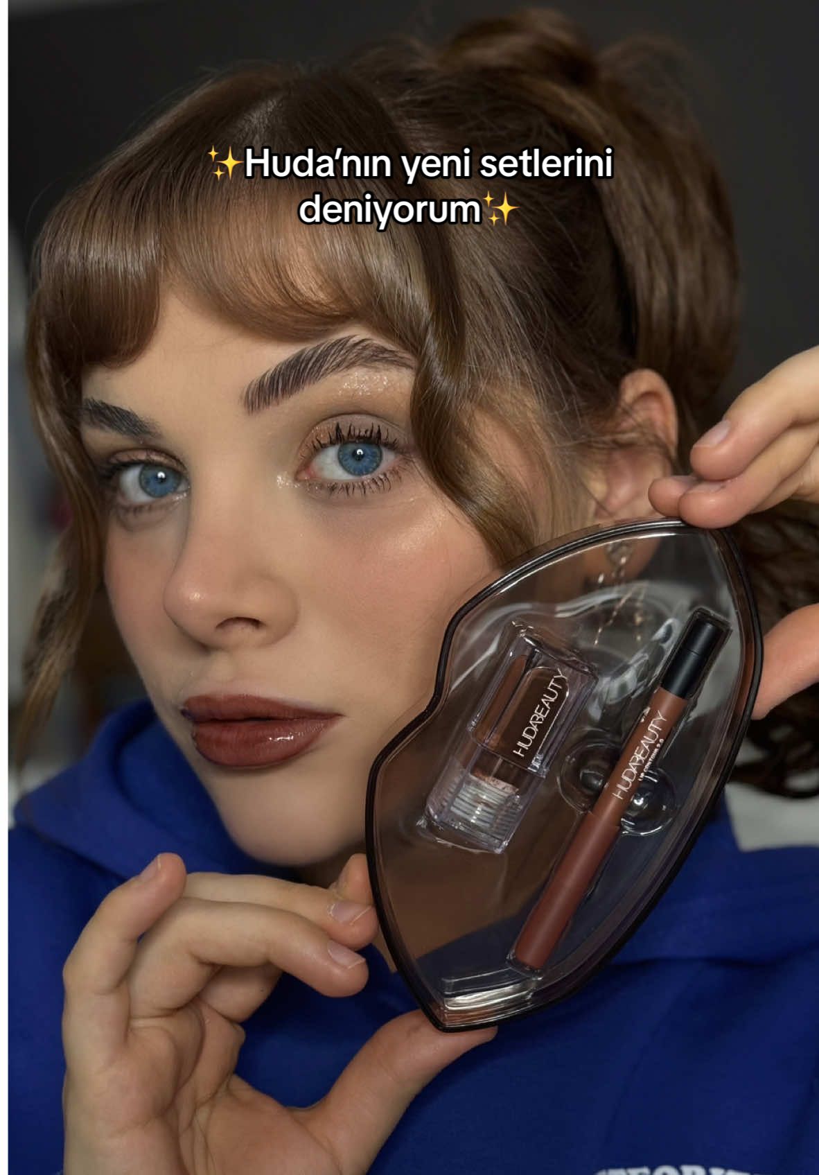 Setlere aşık o kadın olarak hemen denemem gereken yeni setler gördüm buldum aldım👯‍♀️ Kahverengi gloss mu? ah kalbim🤎 Sen @Huda Beauty deki bu setlerden hangisini en çok beğendin?reklam yok bacım aldım valla.