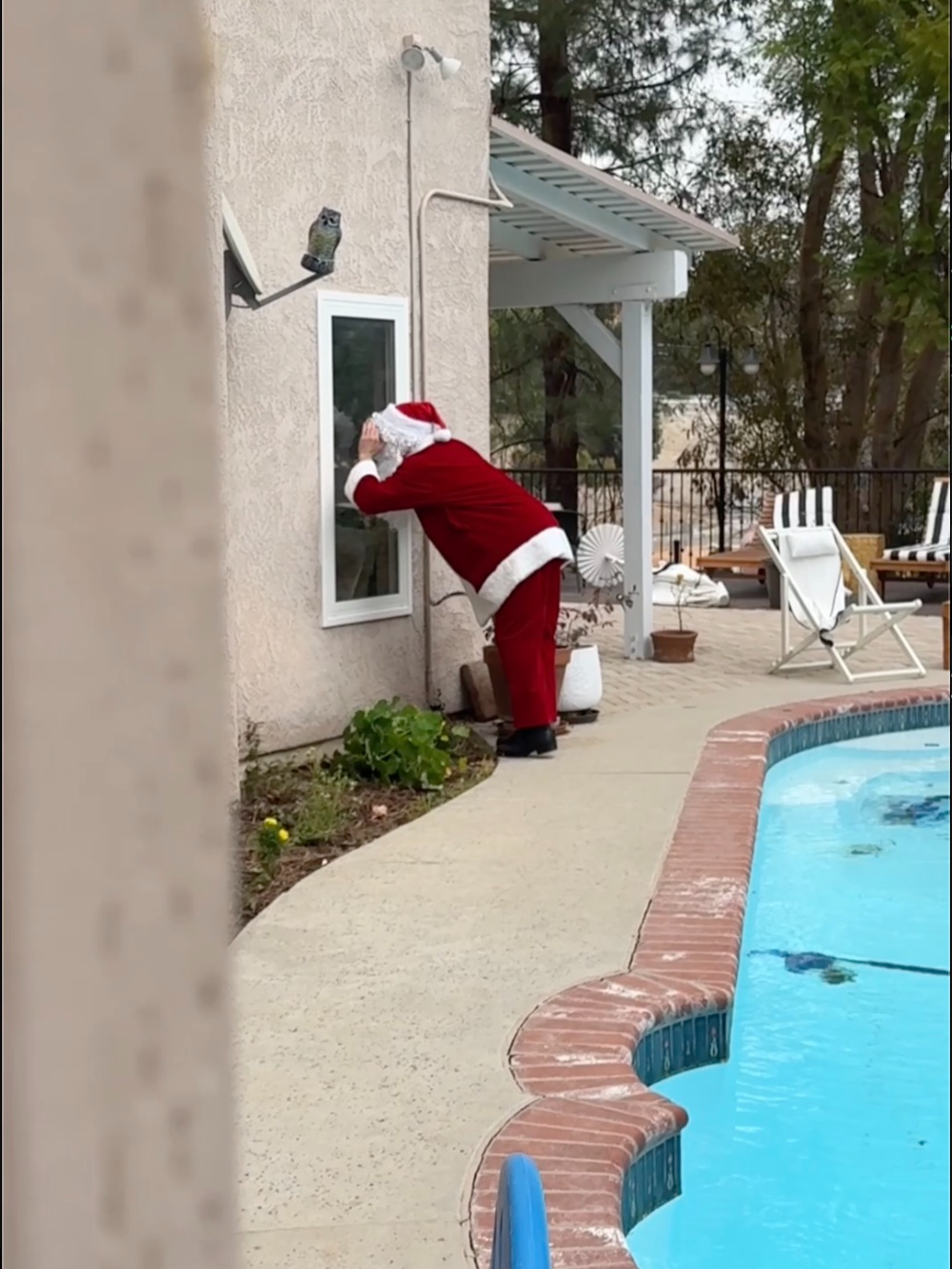 Brother returns home from the military dressed as Santa to surprise his family on Christmas ❤️ PART 2 #viralvideo #fyppppppppppppppppppppppp #fyp #surprise #military #homecoming #brother #christmas