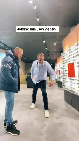 Han må være årets sælger! 😂 @profiloptik #dansktiktok #danskprank #danskhumor #underholdning #sjoveklip #sjovogballade #grineren #bareforsjov #humor #komedie #dansk #danmark #wtf #levlivet #viral_video #viralfyp #fyp #fory #foryoupagе #fypage #danieliversen #iversen #iversenofficial 