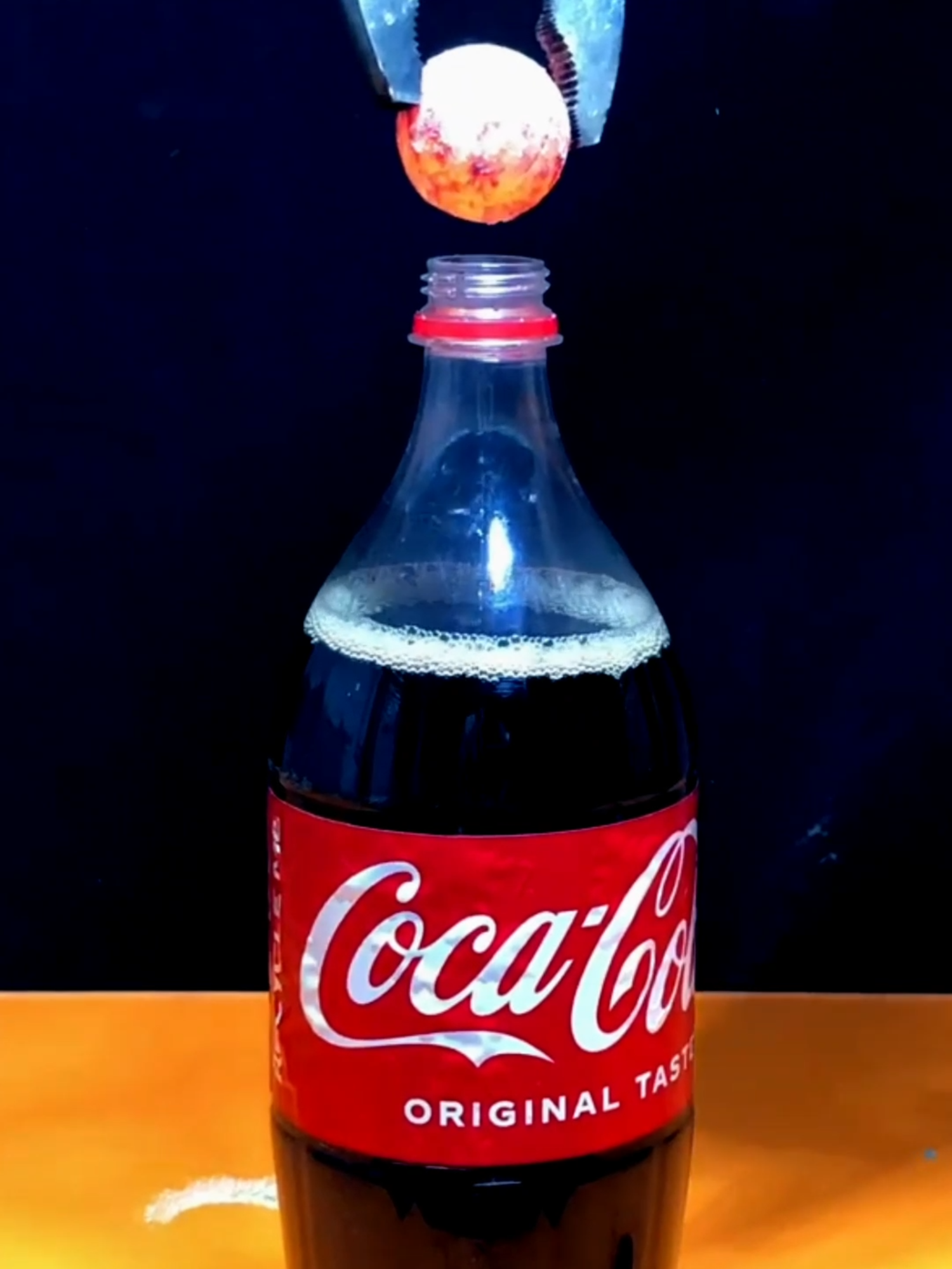 1000 Degrees Hot Ball vs Coco Cola science experiment 😱 #donebyprofessionals #oddlysatisfying #asmr #experiment #uktiktok #usa_tiktok #redhotball #fyp