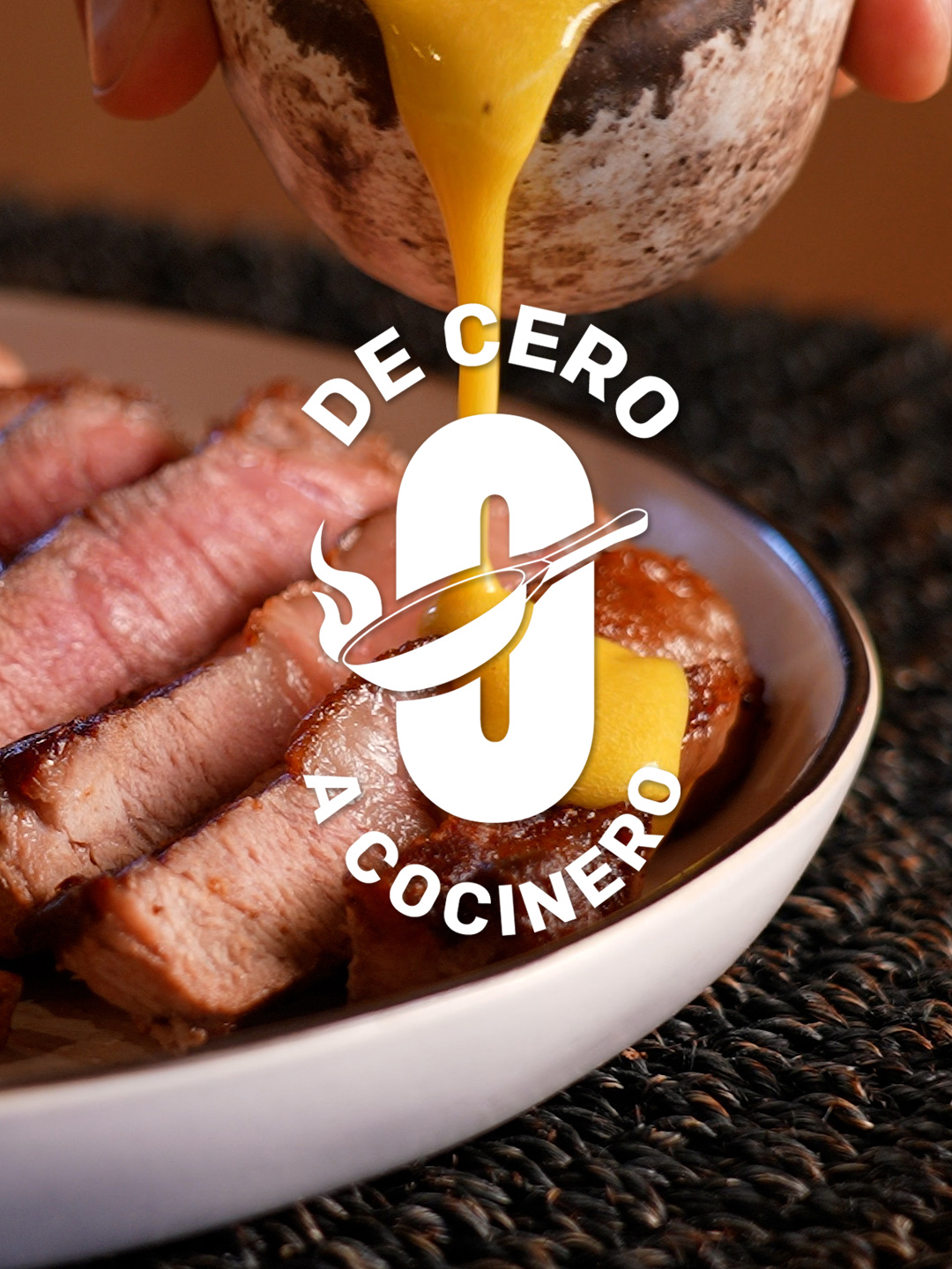 ¡Esto es DE CERO A COCINERO! Un curso pensado para los que quieren aprender a cocinar, pero no saben por dónde comenzar, y para los que ya son cocineros aficionados, pero siempre han querido aprender un poco más de técnica. @ceroacocinero ¡Escogimos las técnicas fundamentales en la cocina, que son las bases para infinidad de platos!  Son 2 módulos, con más de 15 técnicas y recetas. Aprenderá sobre cortes, fondos, salsas y los métodos de cocción más importantes. EL LINK ESTÁ EN NUESTRO PERFIL, para que lo compre para usted o para que lo regale a alguien que ame la cocina.  Hasta el 24 de diciembre tendremos 25% de descuento con el código ALEJANDROPAPACITO Juan Diego Vanegas @juandiegovanegasl es un chef reconocido con más de 10 años de experiencia y Alejandro Escallón @b.eats___ es un creador de contenido fanático de la cocina, juntos le enseñarán cómo convertirse en todo un cocinero.  #Beats #DeCeroACocinero