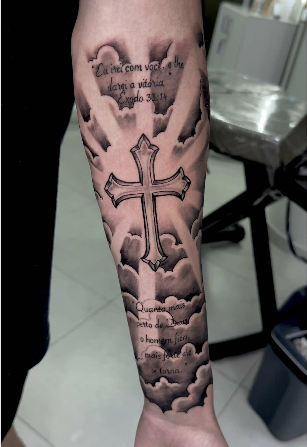 “Eu irei com você, e lhe darei a vitória.” - Exôdo 33:14  “Quando mais perto de Deus o homem fica, mais forte ele se torna.” #tattoo #fyp #tattoolover #tattootiktok #foryoupage❤️❤️ #viral_video #trendingvideo #brazil #rj 