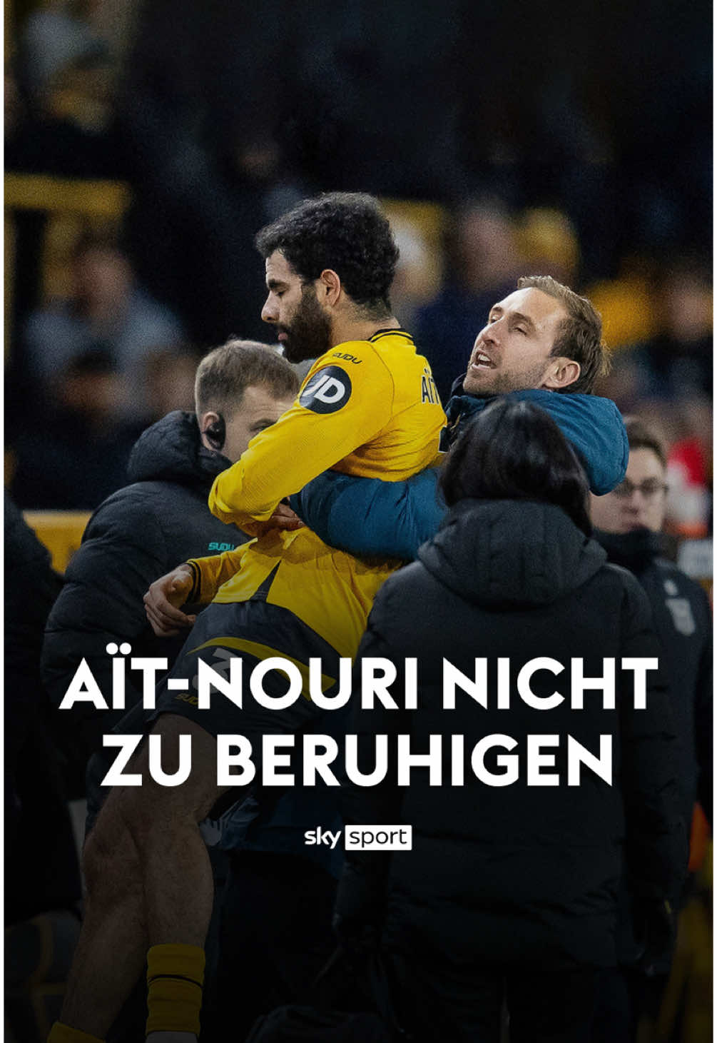 Platzverweis nach Schlusspfiff - Rayan Aït-Nouri kaum zu bändigen! 🚨 👉🏼 Der algerische Verteidiger musste nach Schlusspfiff von Craig Dawson zurückgehalten werden und bekam für seine Verhalten auch noch die zweite gelbe Karte… Die Nerven bei den Wolves liegen blank 🫣 #Eklat #Fussball #PremierLeague #Wolves #AitNouri #Platzverweis #Rudelbildung 