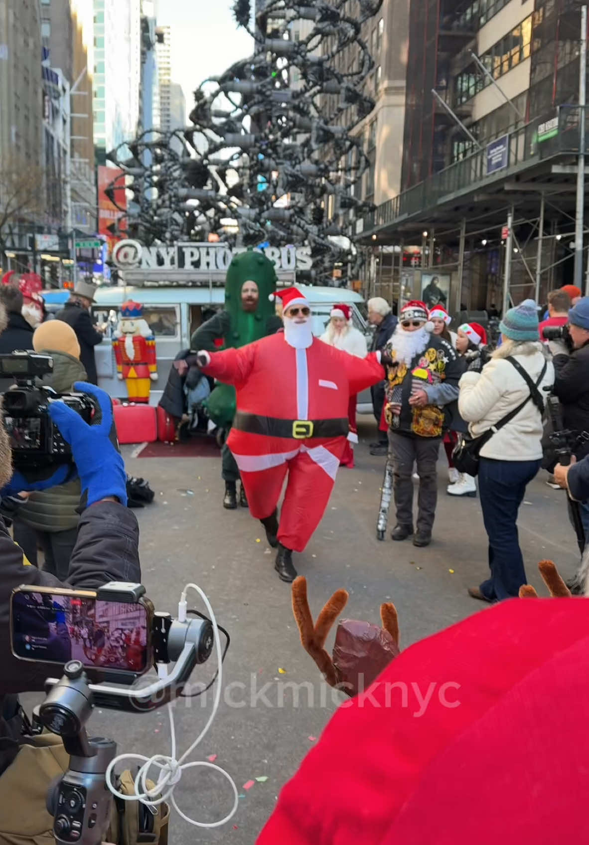 SantaCon 2024 🥰🎄 Merry Christmas Everyone!! #santacon #nyc #entertainmentnews #christmasinnewyork 