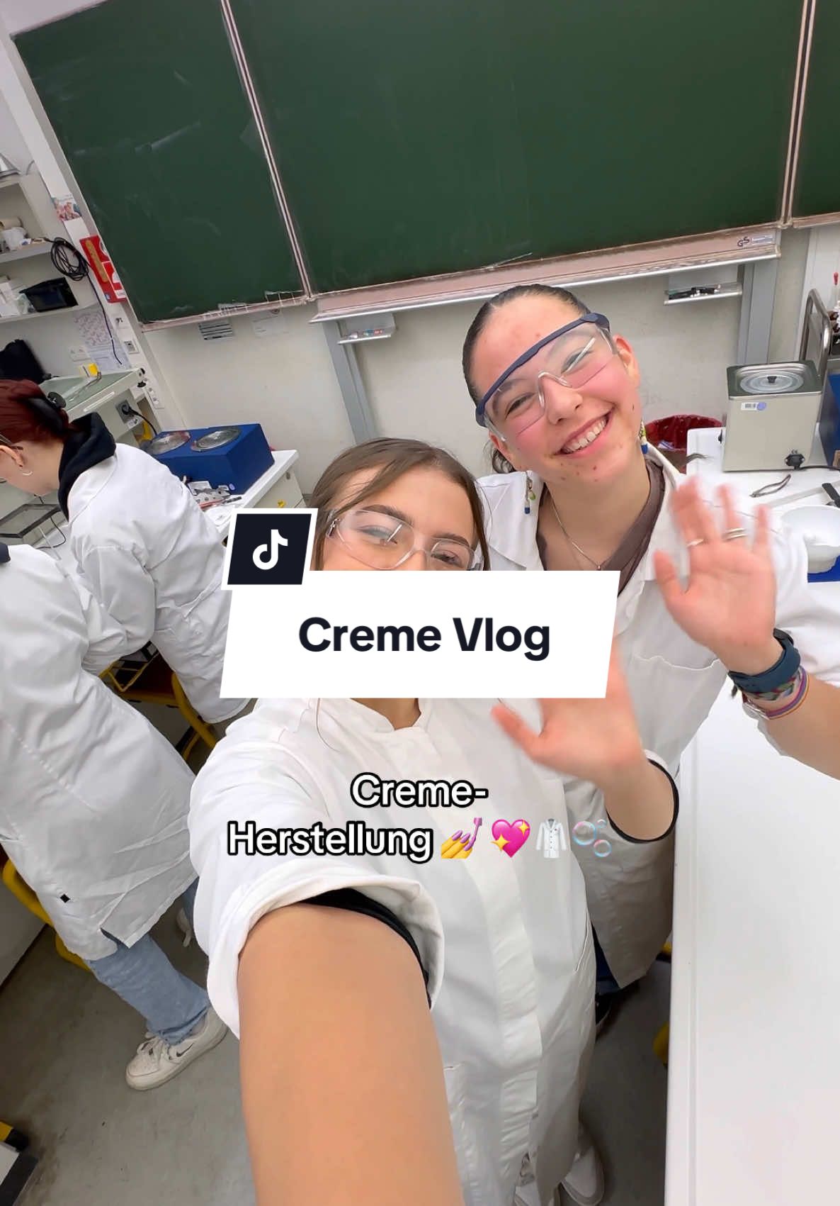 Immer wieder schön - selbst eine Creme herzustellen - das lernst du in Galenik während deiner PTA Ausbildung 💖🥼🥽  #pta #ptaausbildung #ptaschule #ausbildung #ptaschulenbayern #ptaschool #ptastudent #ausbildungsberuf #ausbildung2025 
