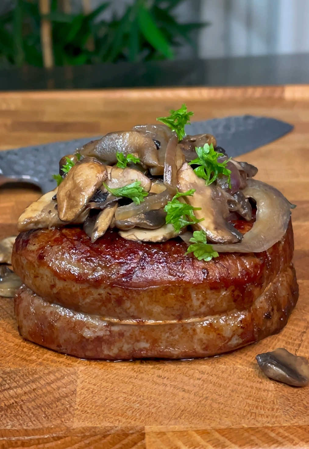 FILET 🥩 with MUSHROOM-Topping 🍄 _____________________________ Ich liiiiebe diese Kombi! 🤤🙌🏼  🤷🏻‍♂️ Wäre das was für dich?  _____________________________⠀⠀⠀⠀⠀⠀⠀⠀⠀⠀ #filet #filetmignon #steak #juicy #crust 