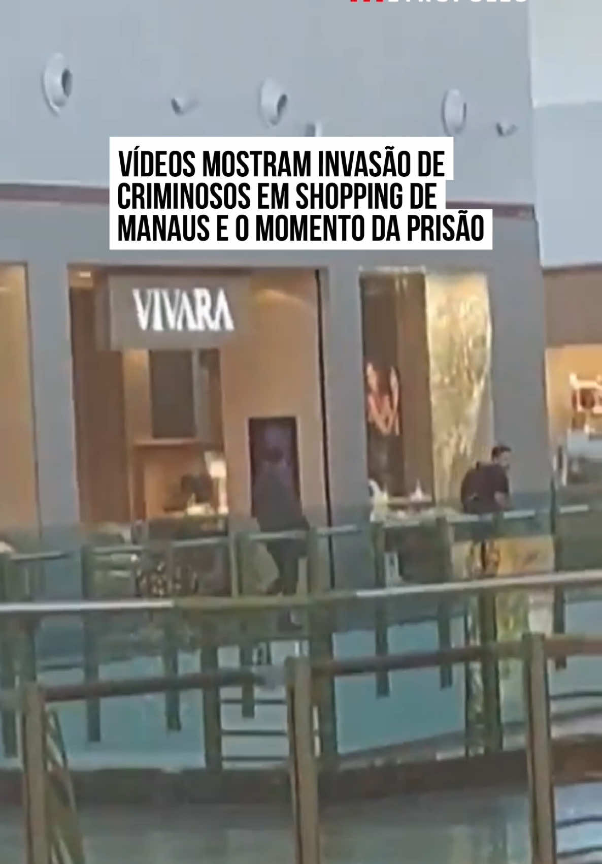 Criminosos invadiram o Manauara #Shopping, na Zona Centro-Sul de #Manaus, na manhã deste sábado (14/12), e dispararam t1ros de arm4 de fogo, causando pânico entre #clientes e #funcionários. De acordo com a #PolíciaMilitar, uma funcionária foi feita r3fém por um dos #suspeitos, mas foi liberada em poucos minutos. Um suspeito foi preso e ninguém ficou ferido. A #ação teria como alvo uma #joalheria no local. Até o momento, a polícia não detalhou a dinâmica do crime nem esclareceu as circunstâncias dos disparos. O shopping permanece fechado, sem previsão de reabertura. Em nota, a administração do Manauara Shopping informou que acionou imediatamente a polícia e adotou medidas para garantir a #segurança de todos. O centro comercial segue colaborando com as investigações. #TiktoKnotícias