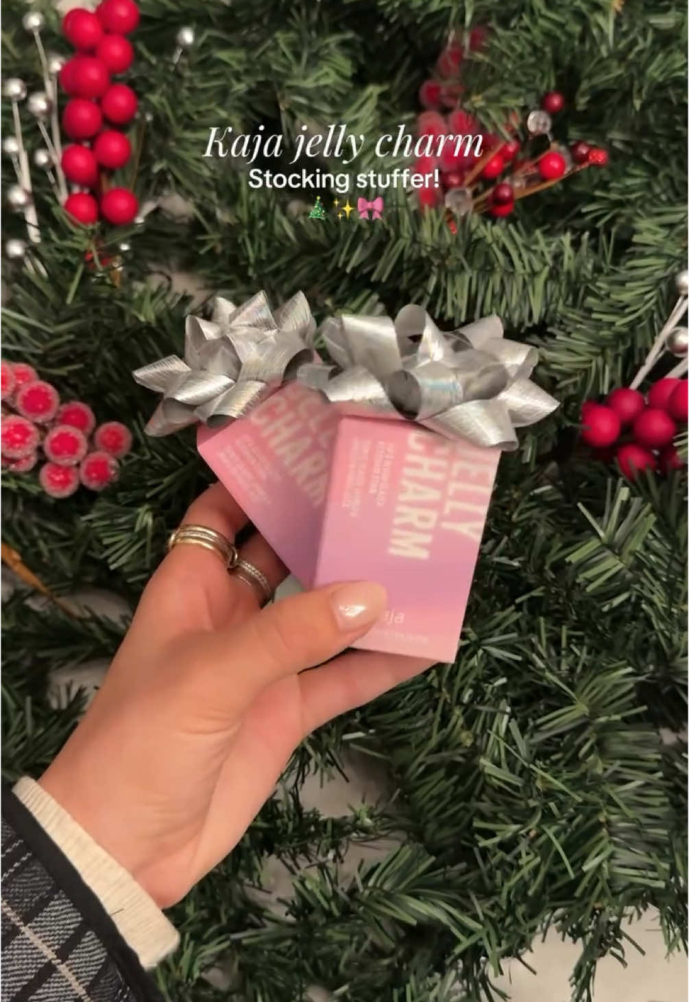 @FERNANDA 💌 shows us how our Jelly Charms make the perfecf gifts 🎁 Shop them now @sephora for the perfect stocking stuffer 💖 #kajabeauty #kbeauty #jellycharm 