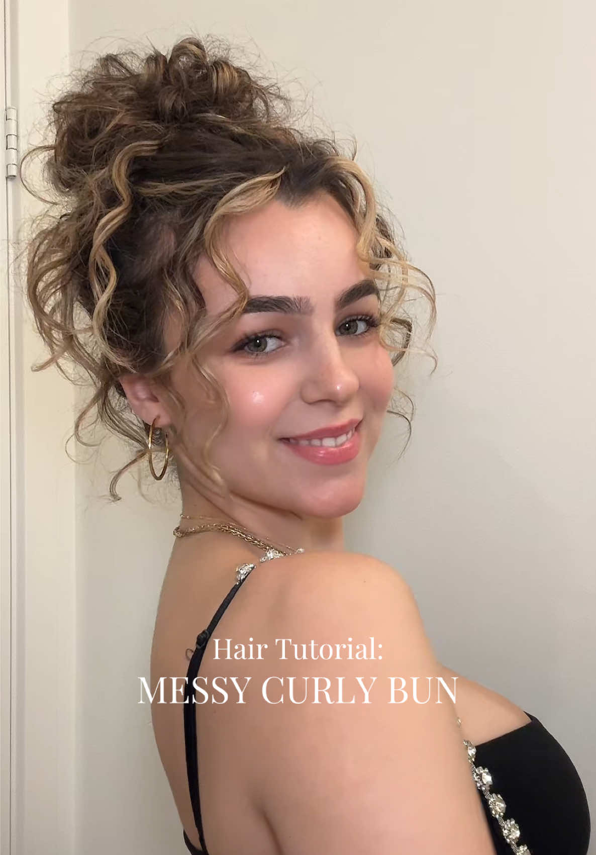 Messy curly bun hair tutorial: my go-to hairstyle for day 2 or 3 curly hair🤍 #curlyhair #messybuntutorial #curlyhairtutorial #messybun #hairtok