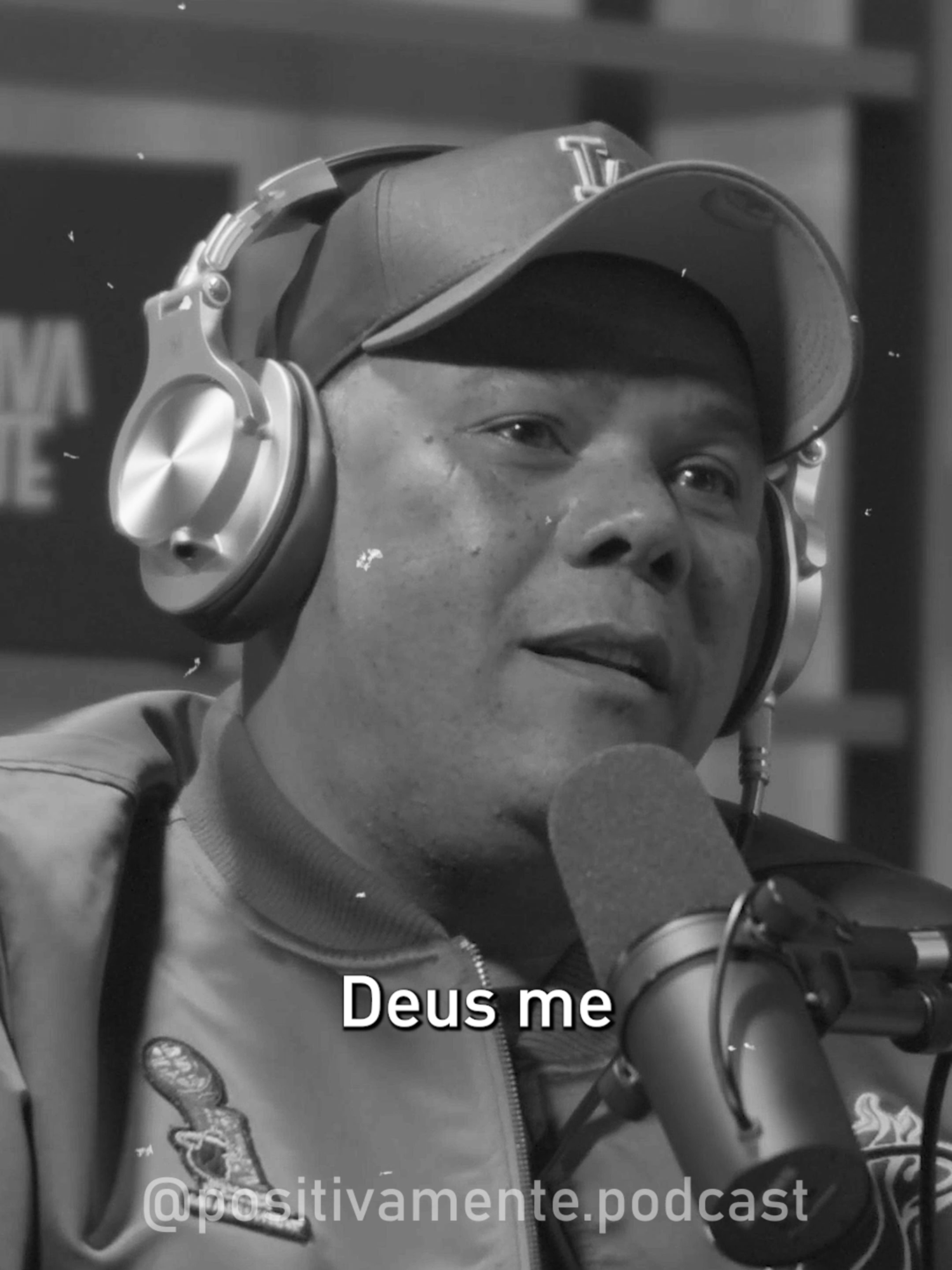 Eduardo Reis compartilha que não foram os homens que o humilharam, mas o próprio Deus um Deus soberano, que vê tudo e diante de quem todos prestaremos contas. Deus não permitiu que ele escondesse suas fraquezas; ao invés disso, o expôs para transformá-lo em alguém melhor.  Hoje, ele fala dessa experiência sem rancor, com alegria, reconhecendo que precisava passar por tudo isso para ser quem é agora. Cada dor e exposição foram usadas por Deus como ferramentas de ensino e cura, para alinhar sua vida ao propósito divino.  Assista o episódio completo no canal do Youtube e nas principais plataformas de áudios.   #PositivamentePodcast #Humildade #PropósitoDeDeus #Transformação #Fé #Cristianismo #Teologia #DeusSoberano #CrescimentoEspiritual #Esperança