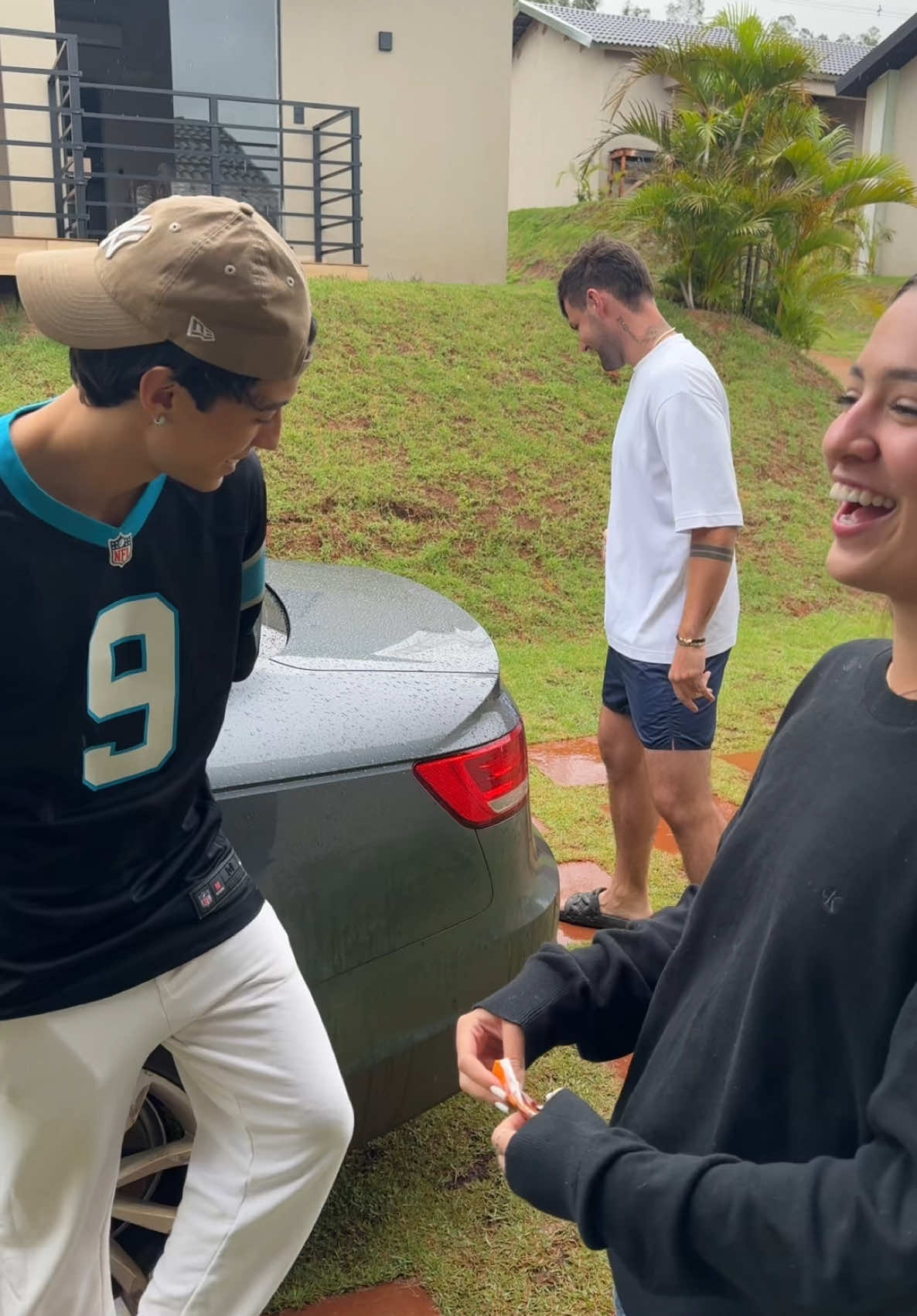Quem colocou grama no carro dele?