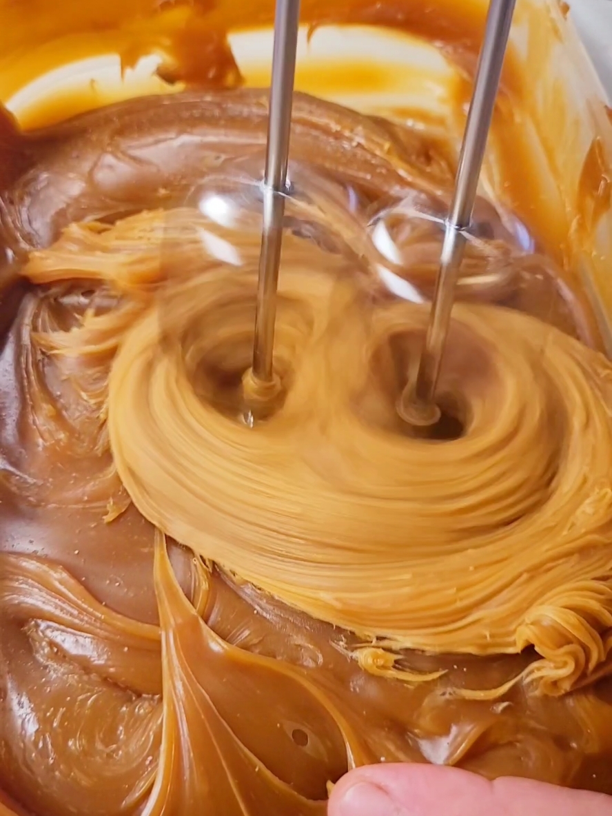 La transformation du caramel beurre salé en ganache J'ADORE c'est tellement satisfaisant à regarder. Et la couleur ambrée on en parle ? 🧡🧡🧡 Vraiment une de nos ganaches préférées pour les macarons #caramel #caramelbeurresalé #ganache #macarons #макарон макарон