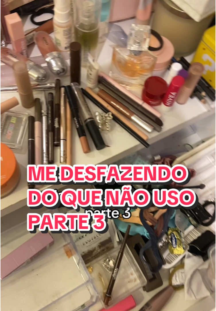 vou tentar desapegar de mais coisas nos próximos vídeos!! e oq for ficar vou tentar usar mais #minimalismo #consumismo #limpa #penteadeira #limpeza #desapego 