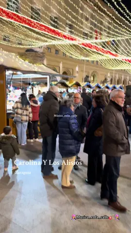 Música en la Plaza de El Pilar de Zaragoza en Navidad ✨ #musica_enla_calle #musicaendirecto #musicaenvivo #zaragozaennavidad #carolinaylosalisios #piensaenmi #conciertosnavideños 
