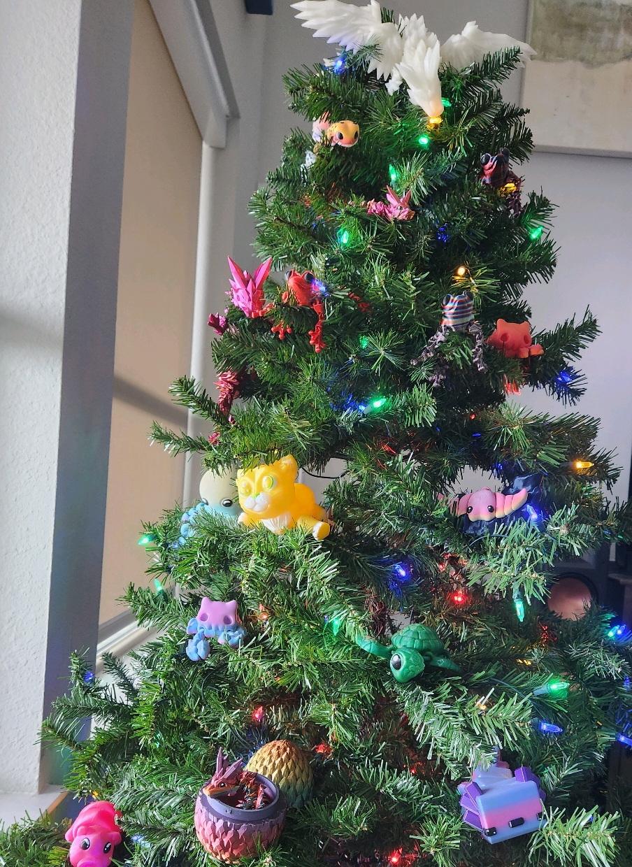 🎄 Our tree decorated with some of our favorite things! 😍 Need a gift or stocking stuffer this season? Grab a colorful and unique gift for that loved one from our shop! #3dprinting #3dprints #christmas #holiday #stockingstuffers #giftideas #frogs #dragons #octopus #turtle #gecko #piggy #stingray #cats #cow 