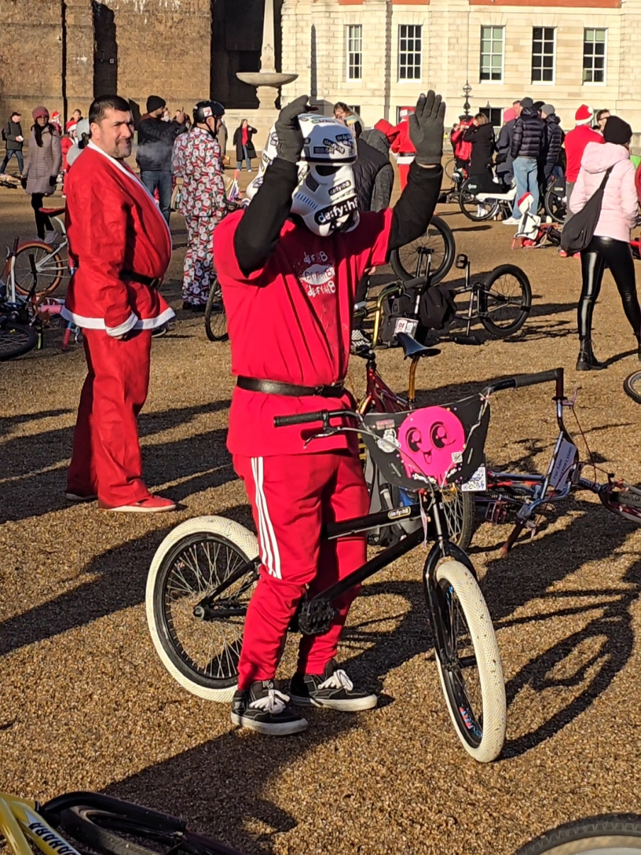 Storm trooper christmas rave at horse guards @Star Wars #stormtrooper #dancing #rave #horseguardsparade #christmas #starwarstiktok 