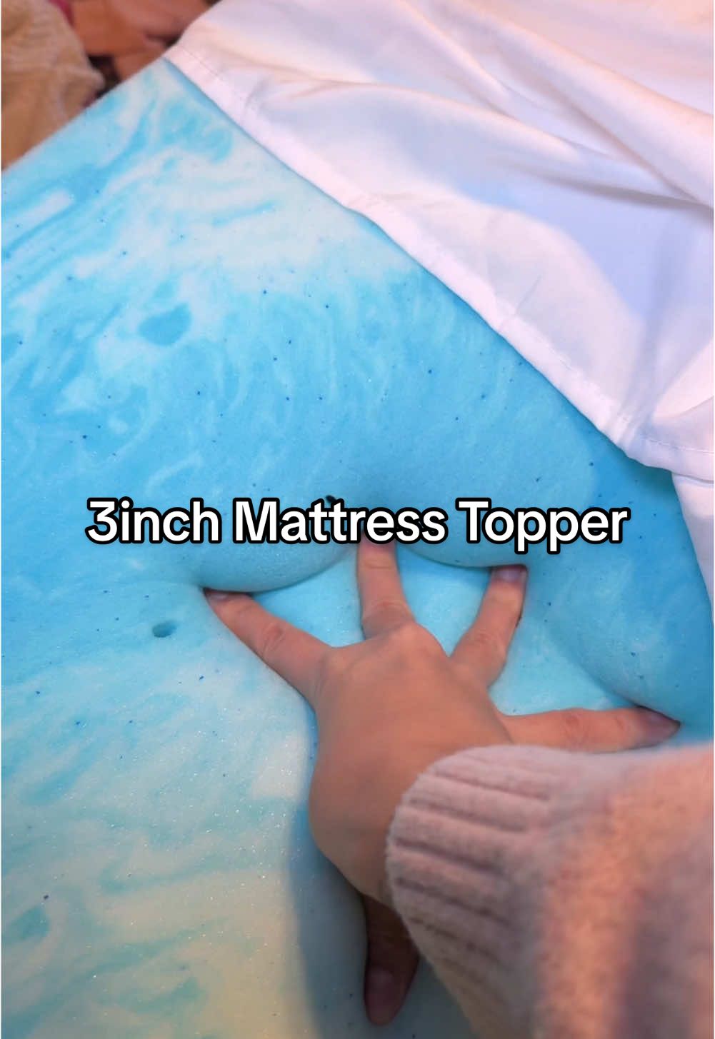 If you want to feel like you are sleeping on a LITERAL cloud then this mattress topper is going to blow your mind! #mattresstopper #mattresstoppers #mattress #memoryfoammattress #memoryfoam #memoryfoamtopper 