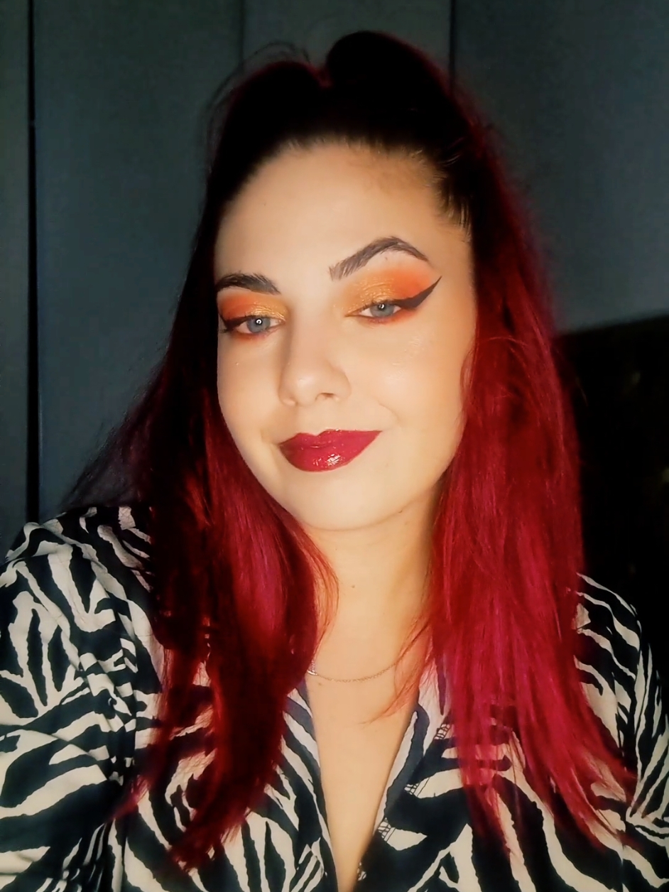 Vamos a uma sugestão de make de natal em olhos claros ?   No vídeo falo ainda do trabalho incrível que a @Bárbara Inês fez nas minhas sobrancelhas 🥰🧡 #esclerosemultipla #makeup #christmasmakeup #grwm 